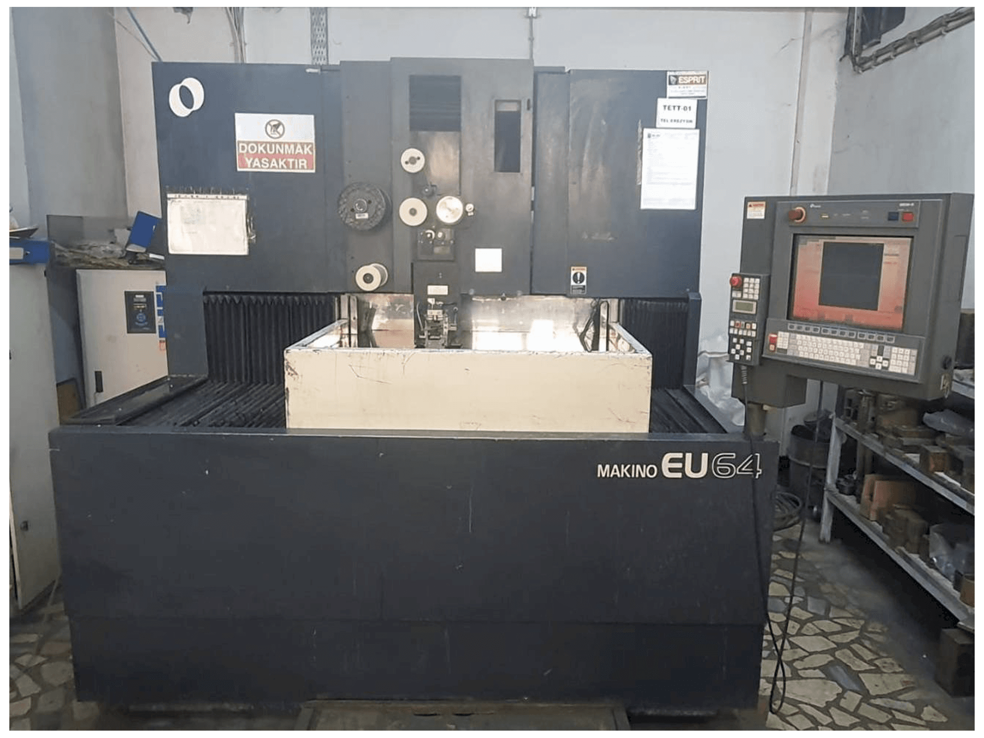 Вид станка Makino EU64 спереди