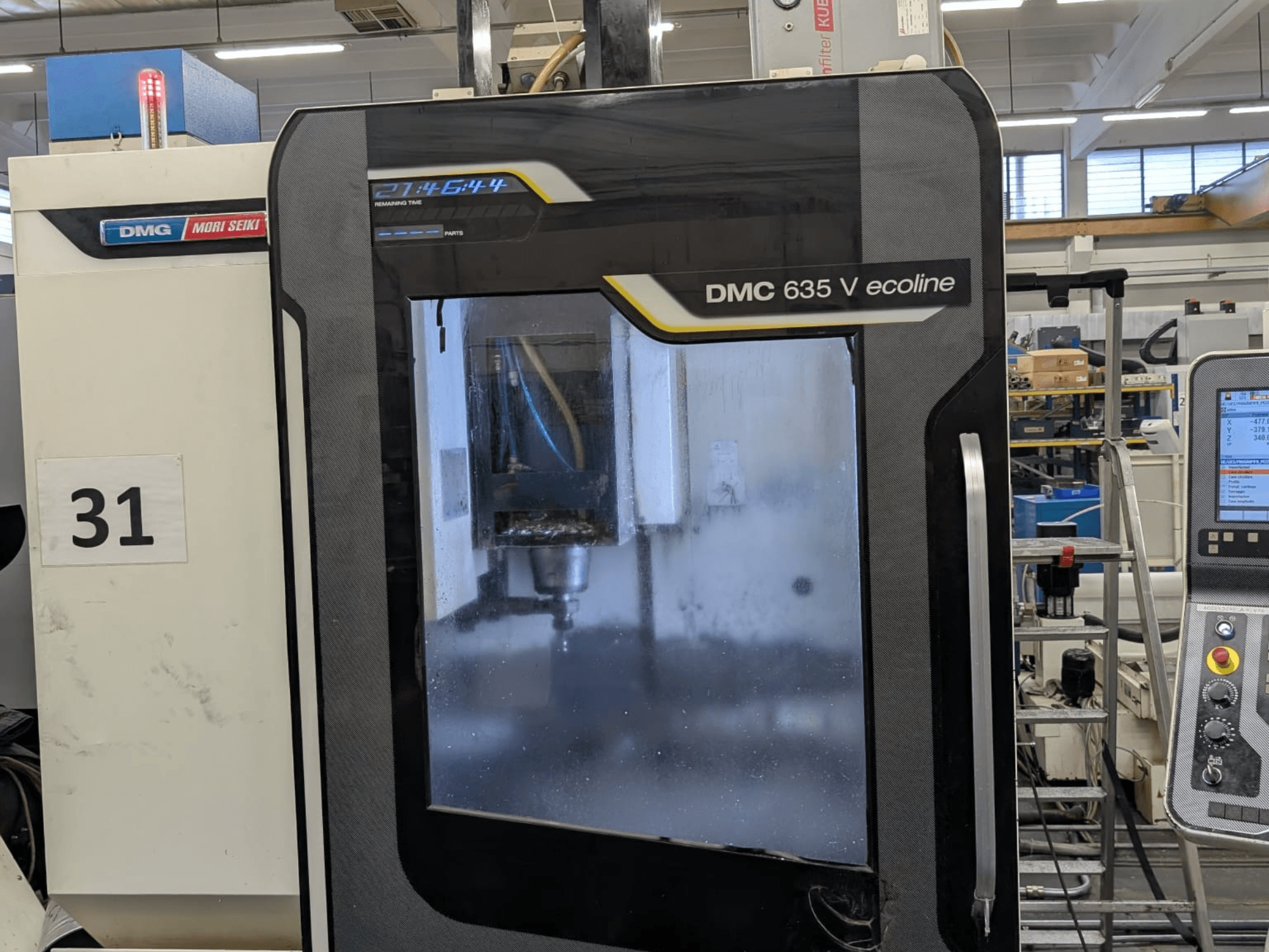 Вертикальный обрабатывающий центр DMG Mori Seiki DMC 635V ecoline, вид спереди, демонстрирующий панель управления и видимую зону обработки.
