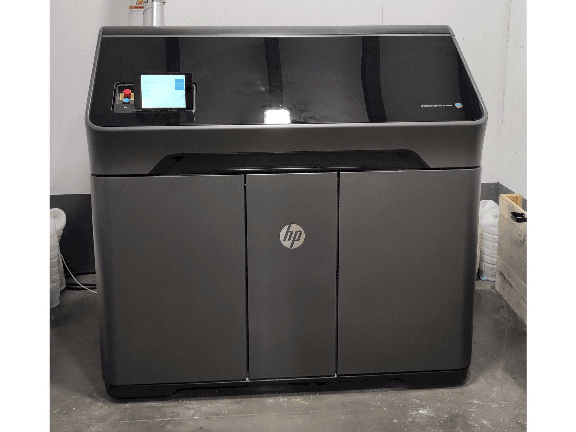 Вид станка HP MJF 580 спереди