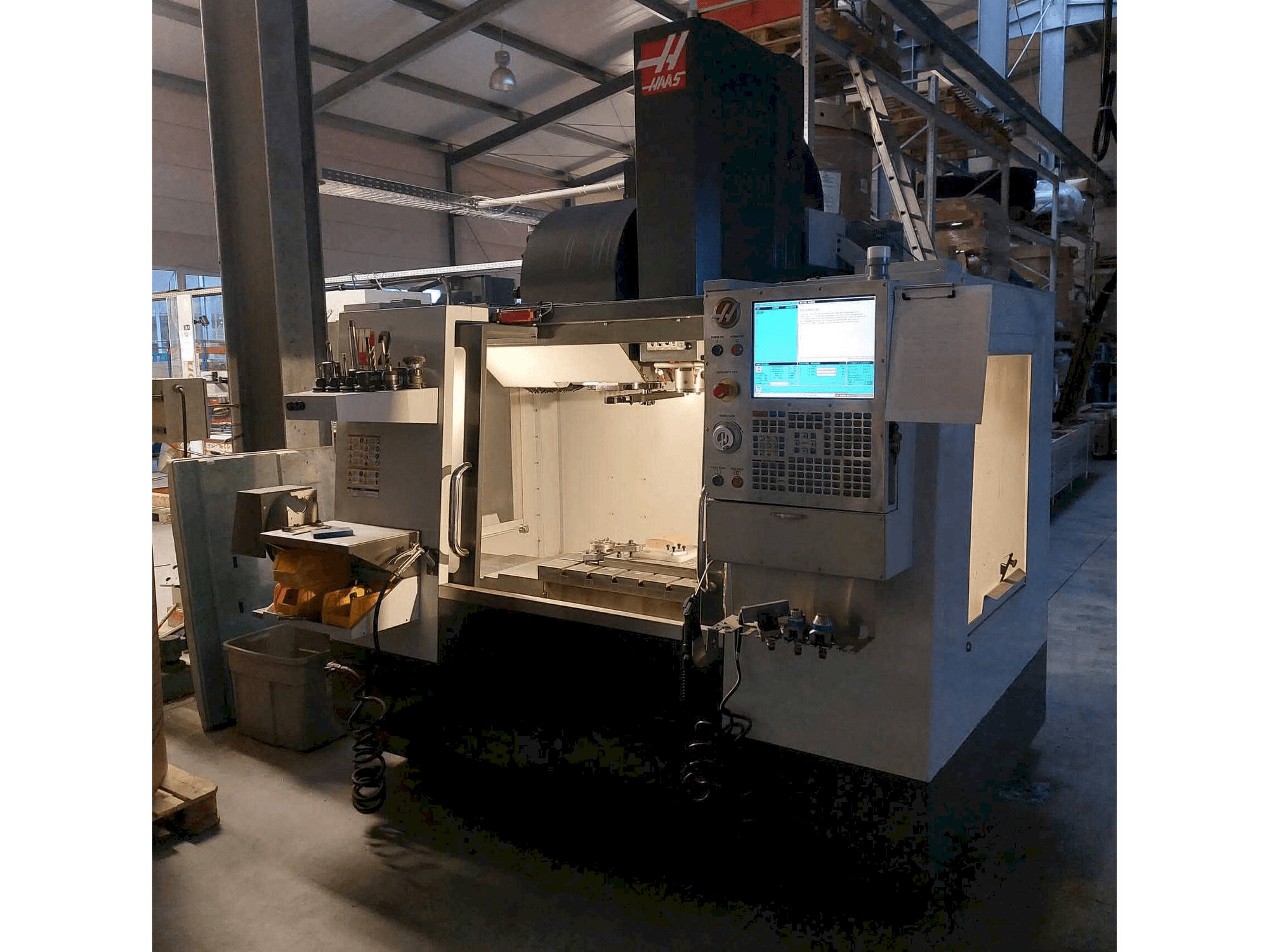 Вид станка HAAS VM-2 спереди