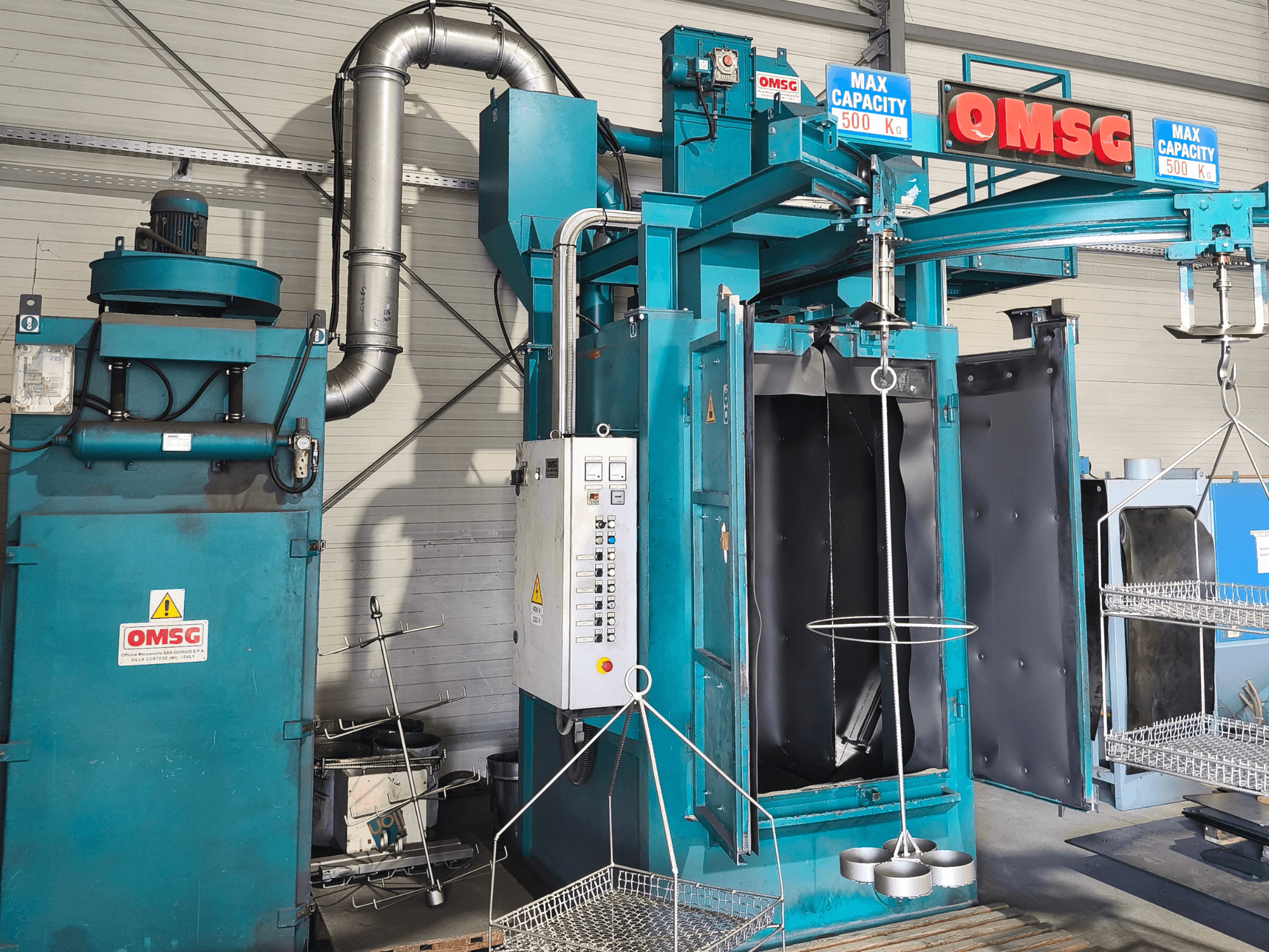 Промышленная очистительная машина OMSG с максимальной грузоподъемностью 500 кг, демонстрирующая панель управления и открытую камеру для очистки деталей.