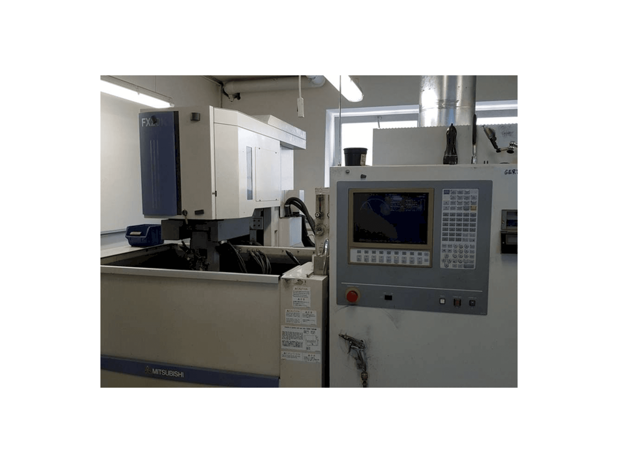 Вид станка Mitsubishi FX 20 спереди