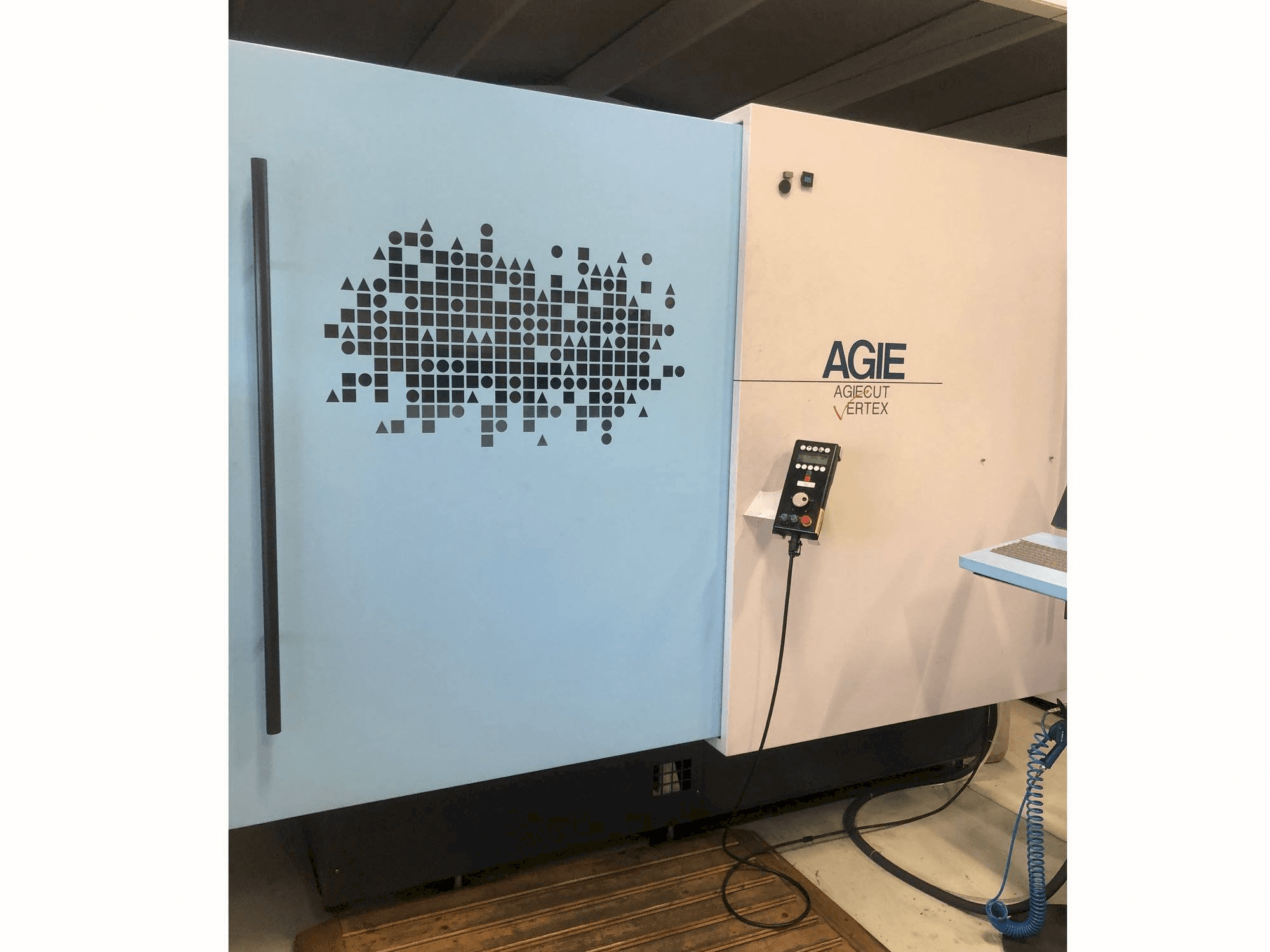 Вид станка AGIE Agiecut VERTEX 3 спереди