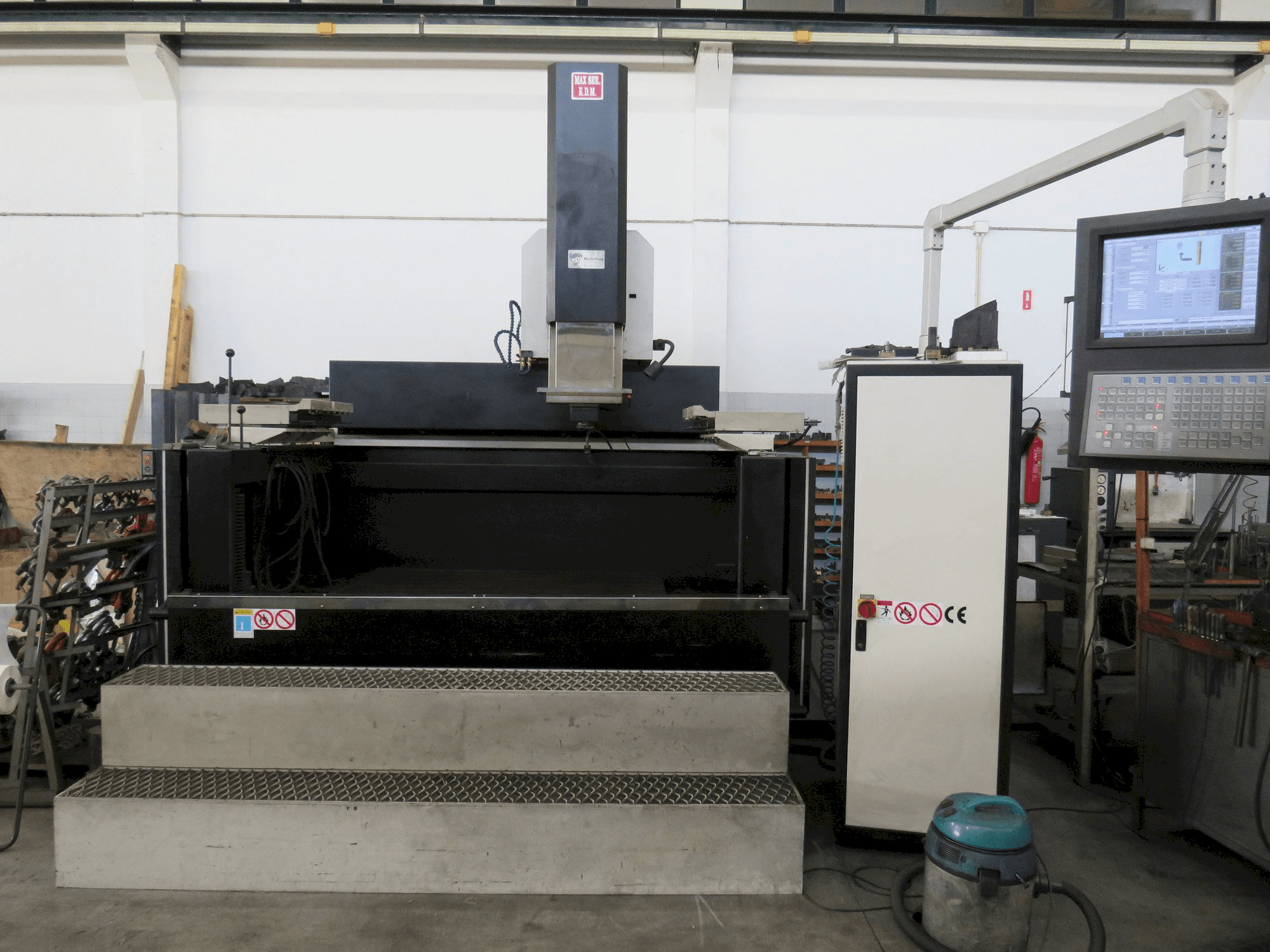 Вид станка MAXSEE INDUSTRY CNC P66 100A спереди