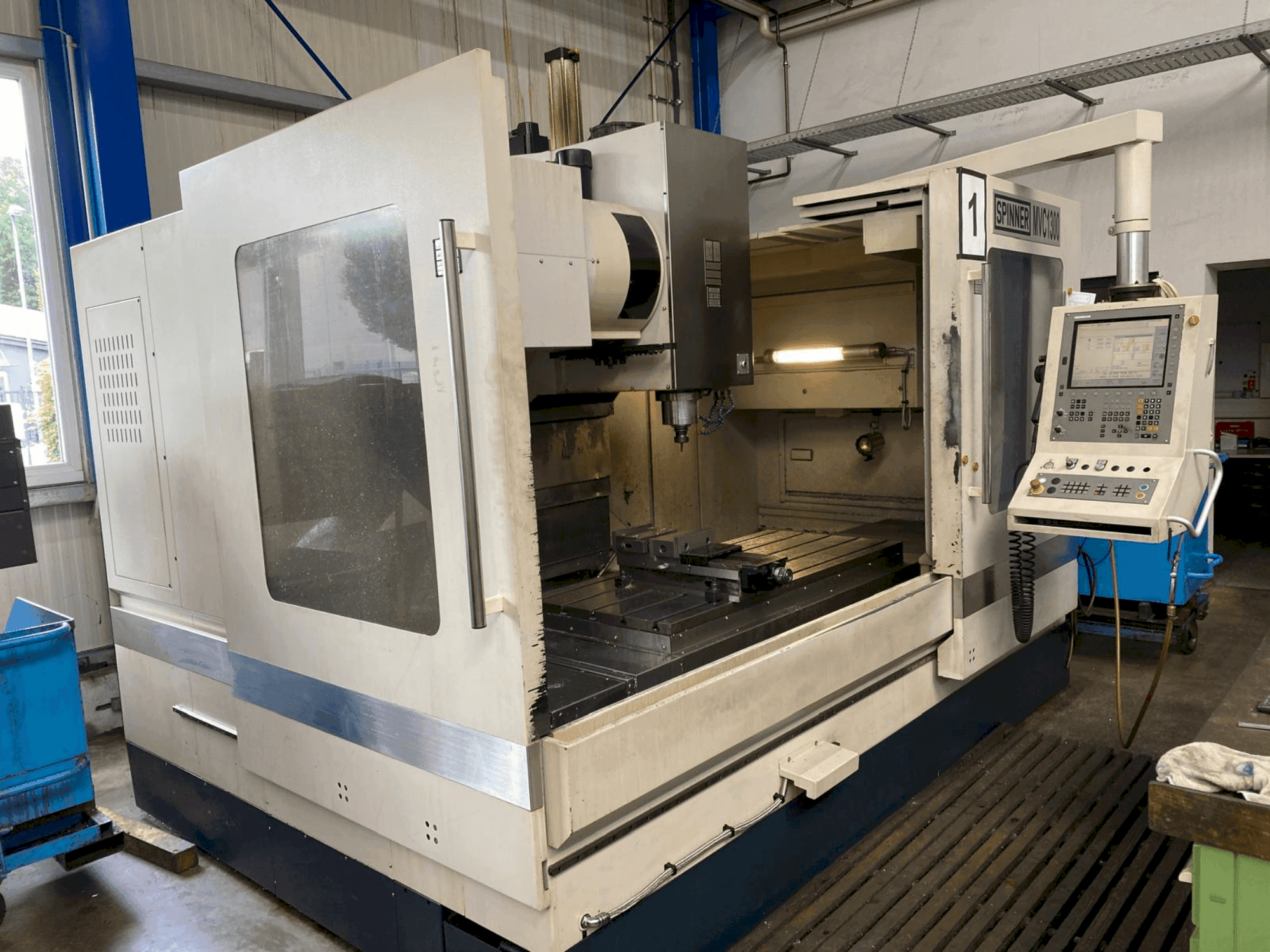 Вид станка SPINNER MVC 1300 спереди