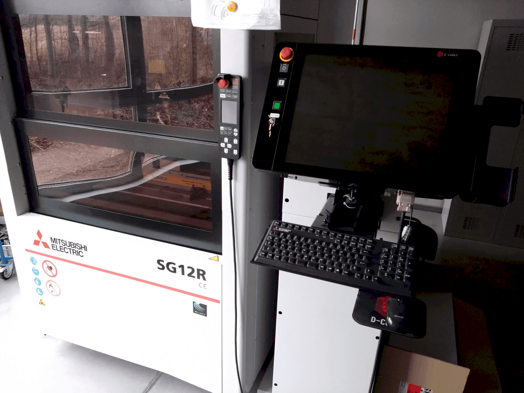 Вид станка Mitsubishi Electric SG12M спереди