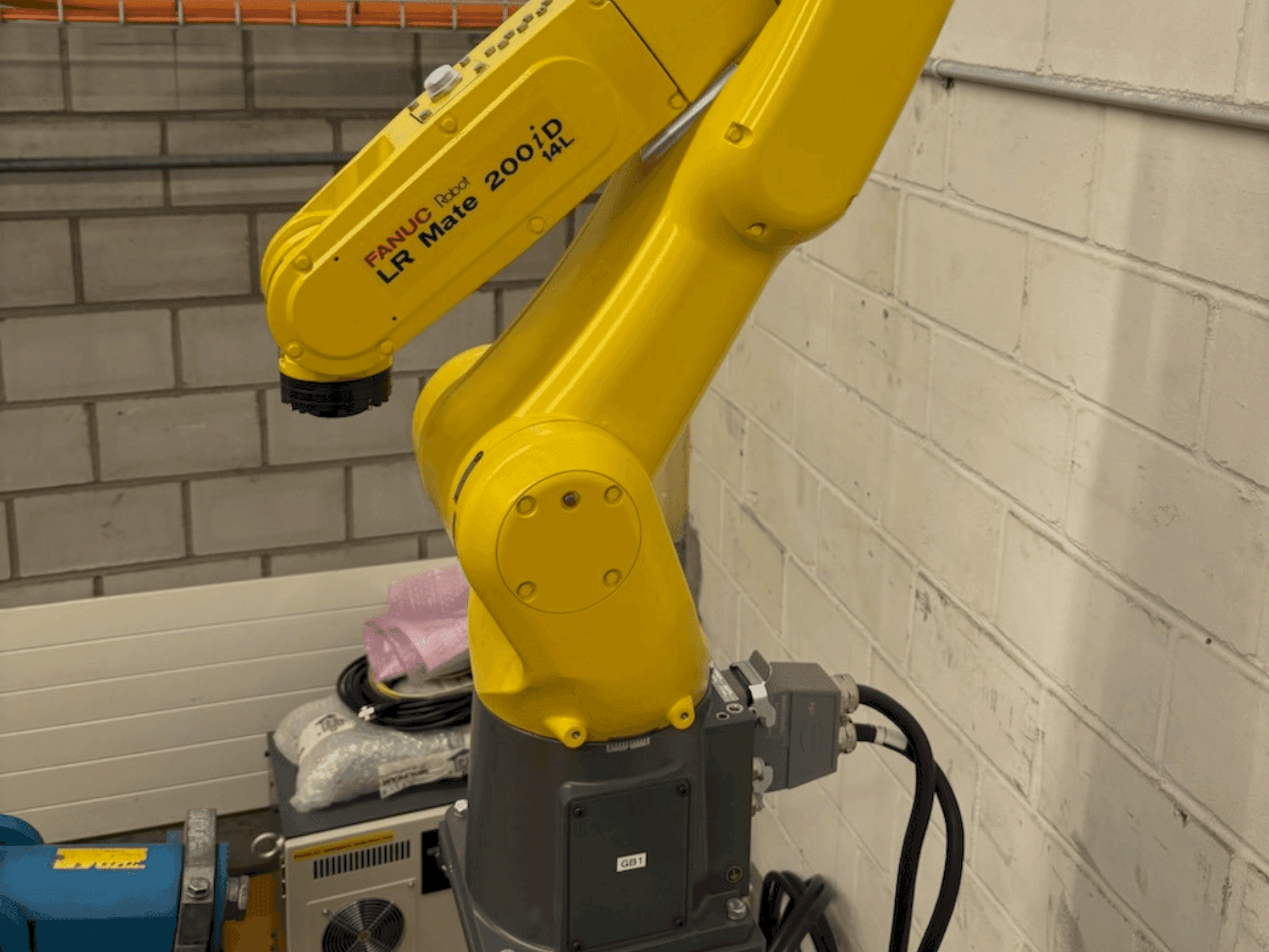 Вид станка FANUC LR Mate 200 iD 14L спереди
