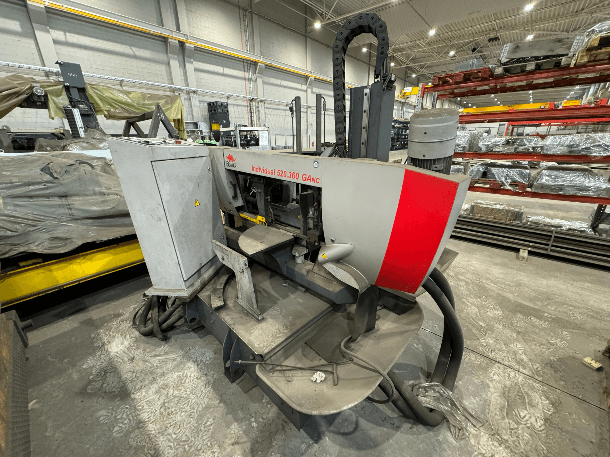 Станок с ЧПУ Böhler Individual 520.360 GANC в мастерской, вид спереди, видны органы управления и двигатель.