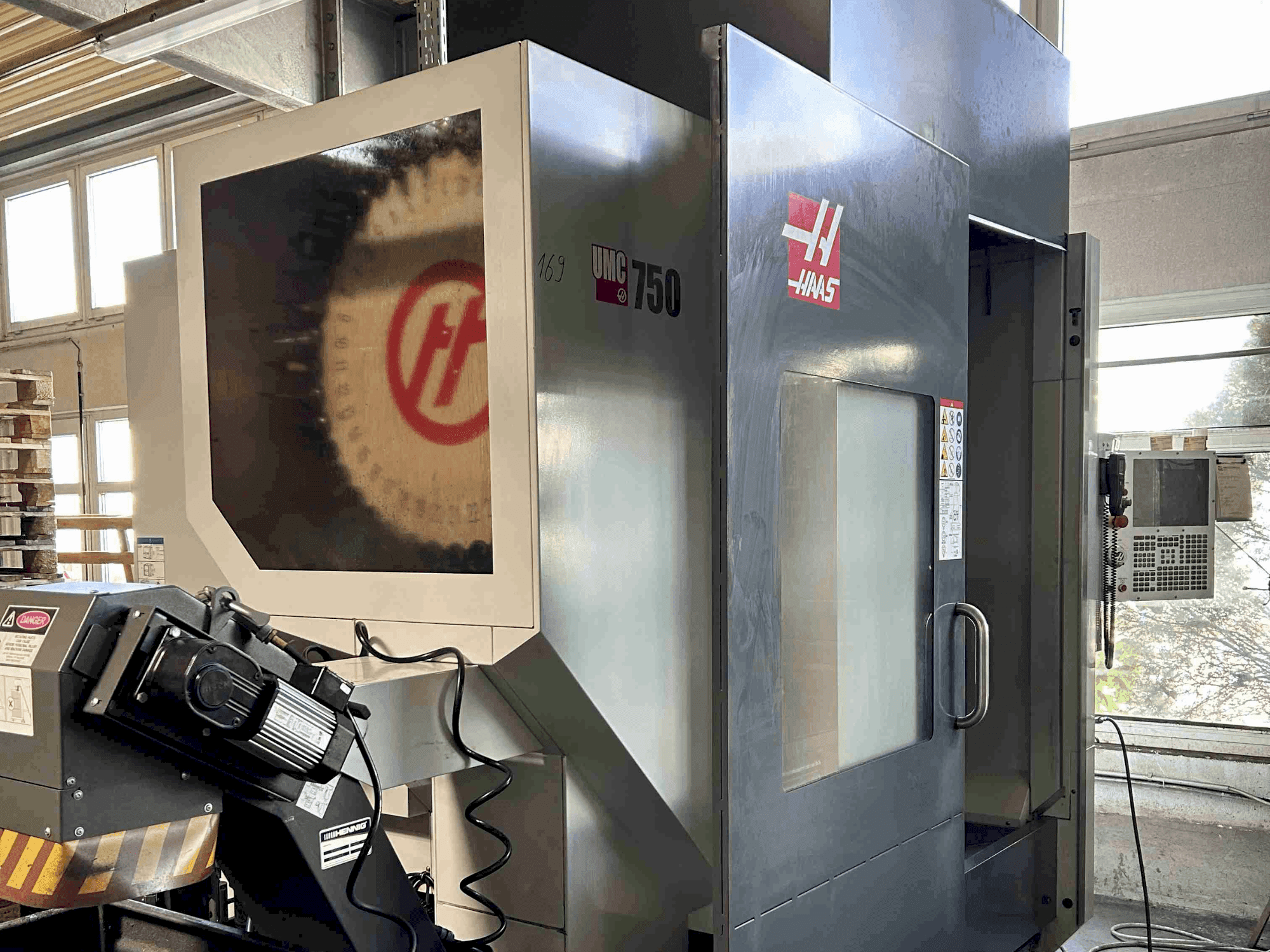 Вид станка HAAS UMC-750 спереди