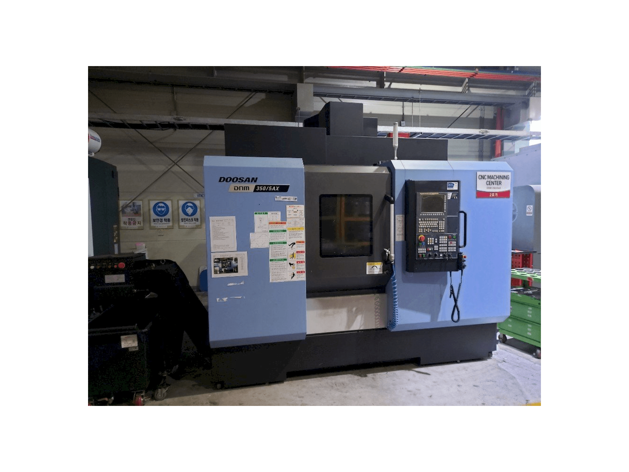 Вид станка Doosan DNM350/5AX спереди