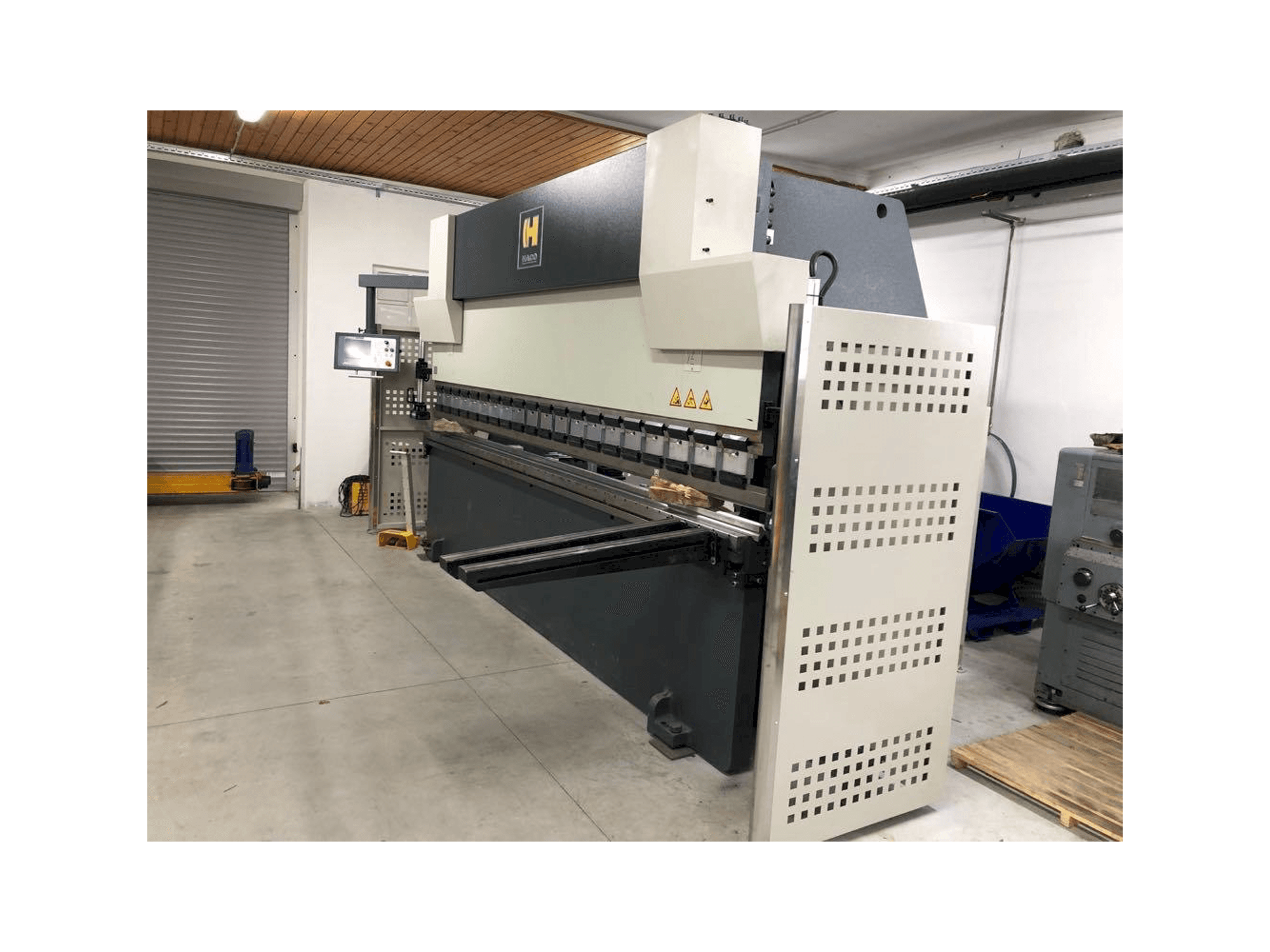 Вид станка HACO SYNCHROMASTER 40175 спереди