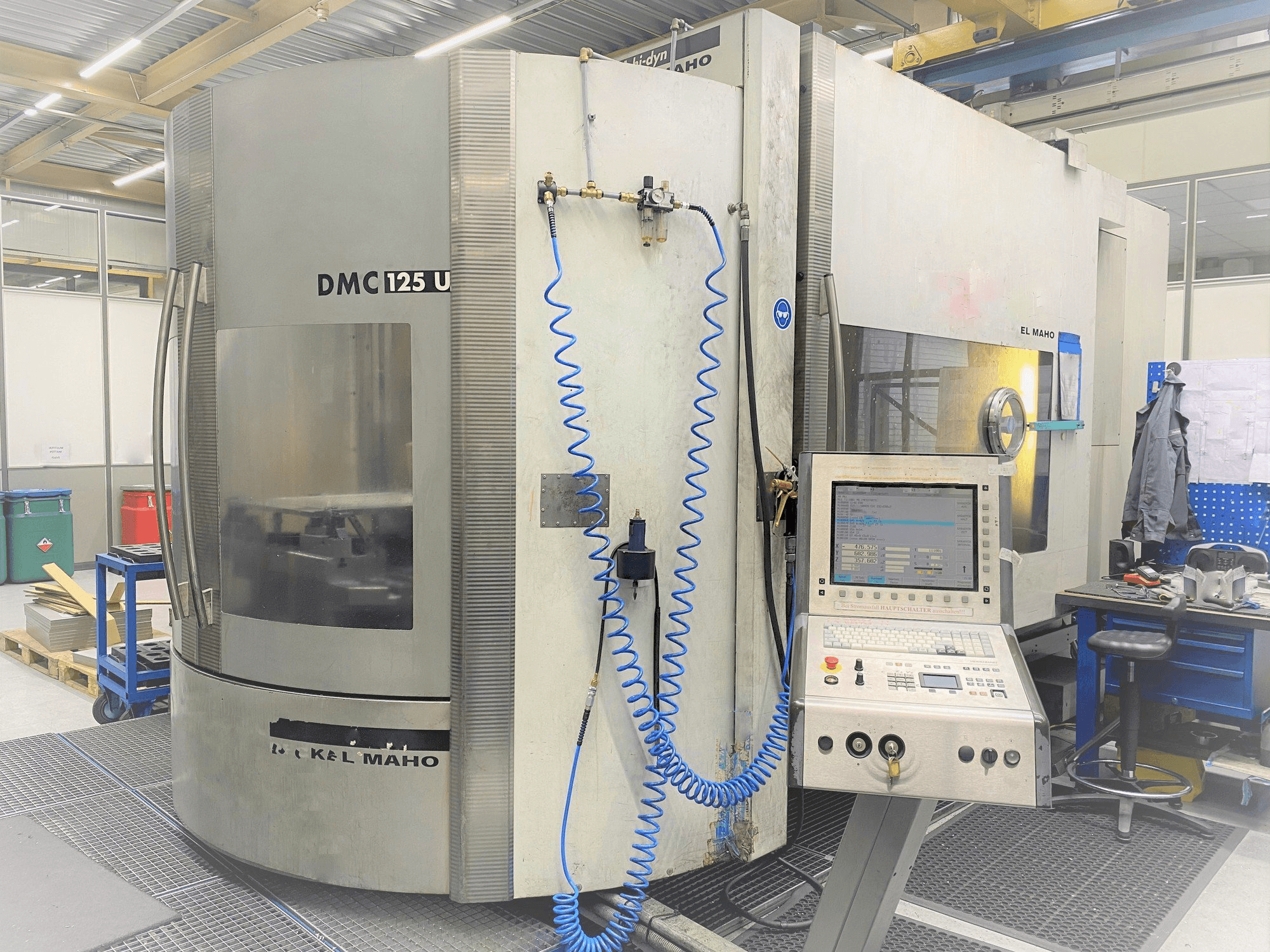 Вид станка DECKEL MAHO DMC 125U hi-dyn спереди