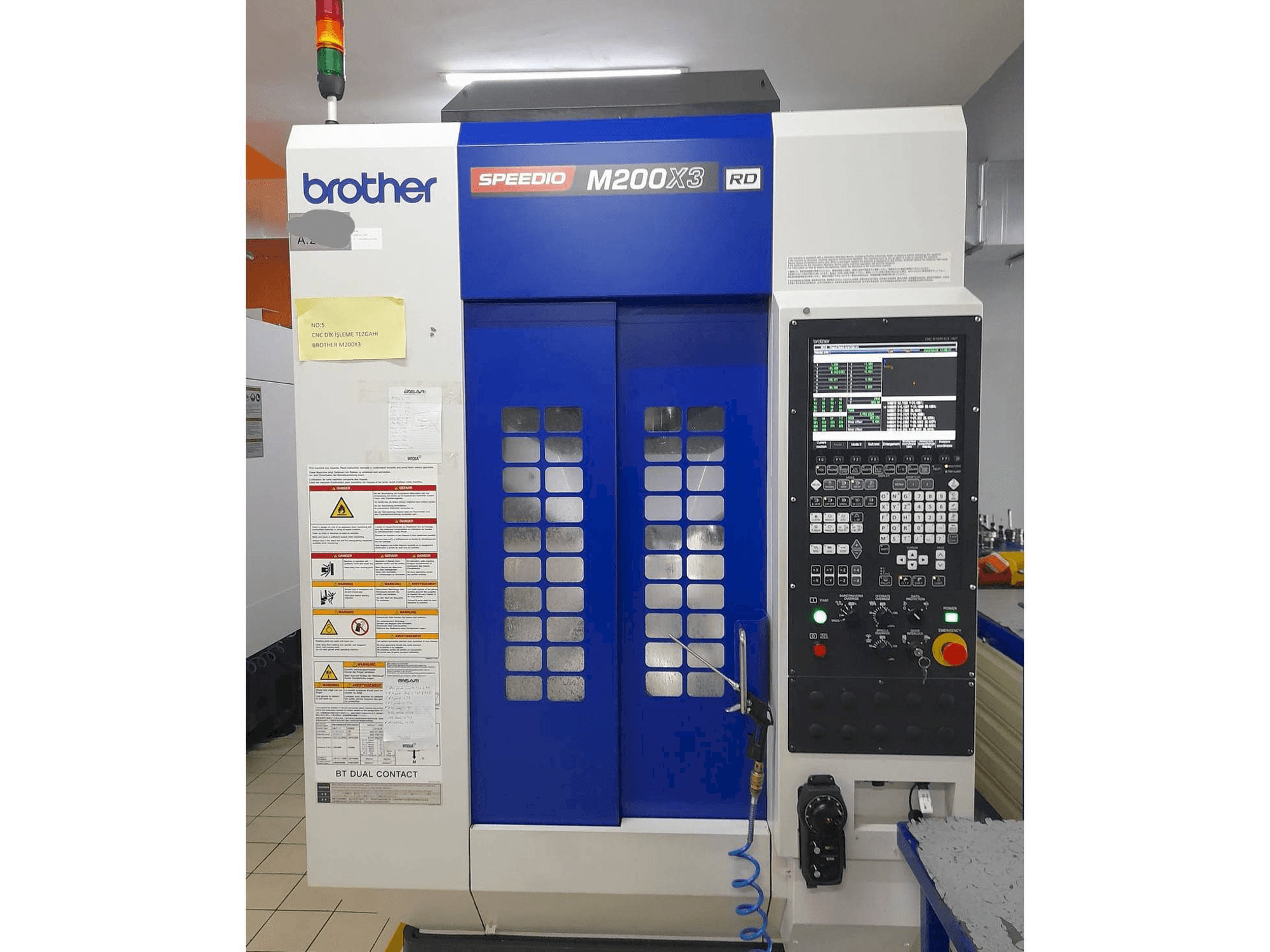 Вид станка Brother M200X3 спереди