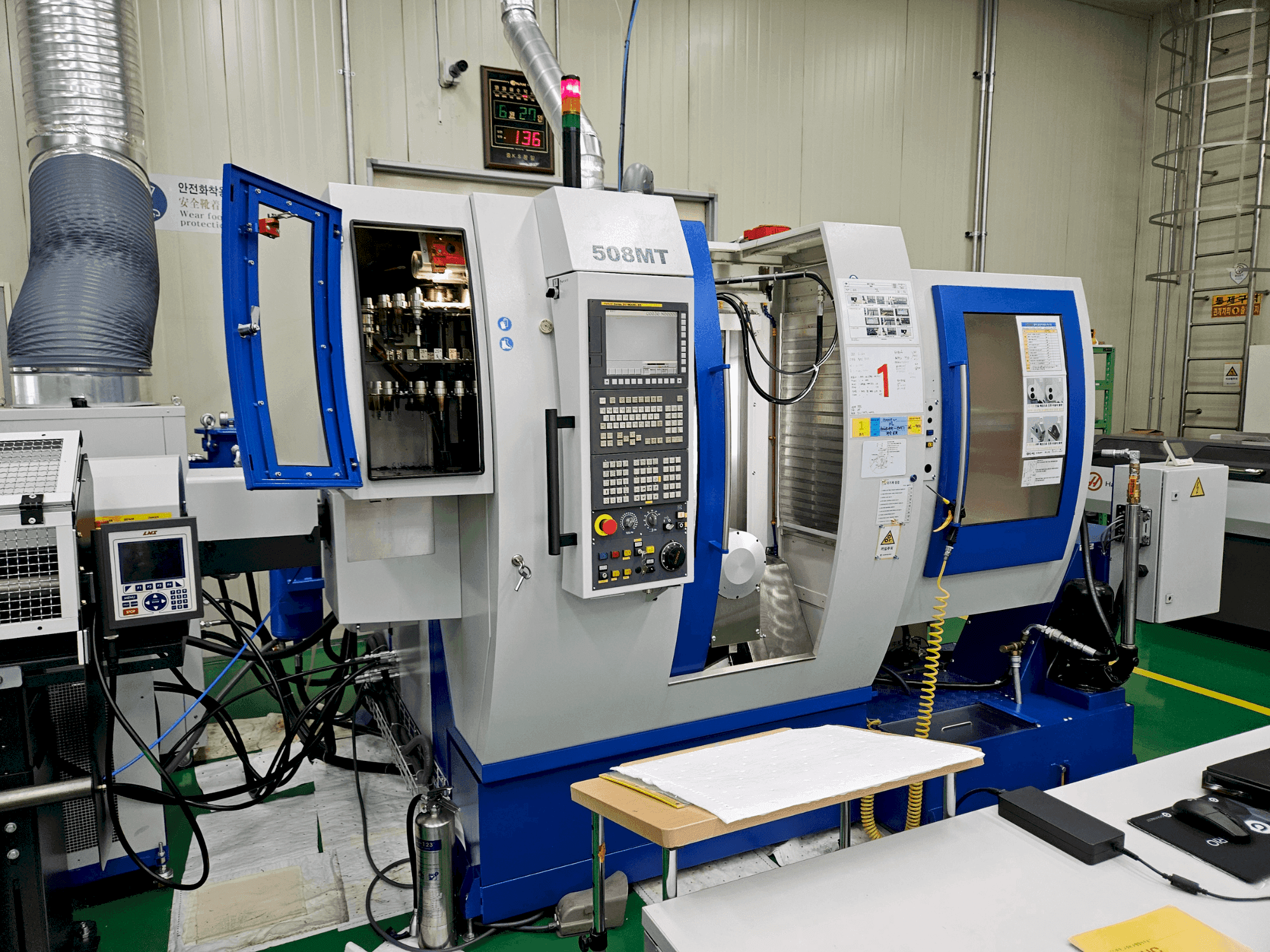 Вид станка WILLEMIN-MACODEL 508MT спереди