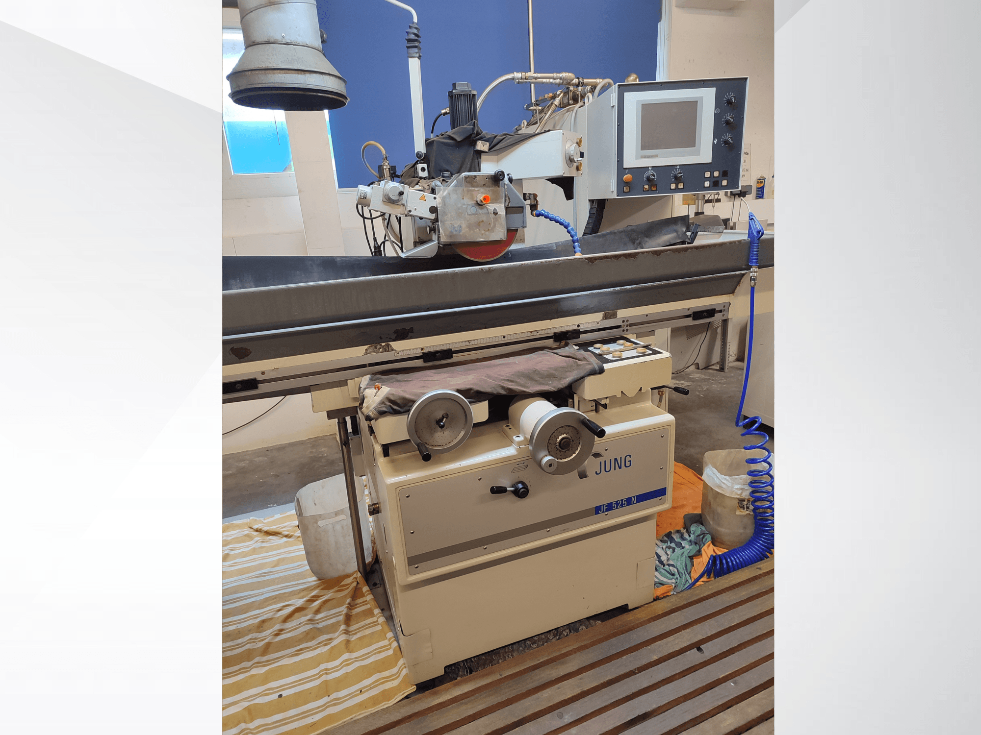 Плоскошлифовальный станок JUNG JF 525 N, вид спереди с изображением шлифовального круга, панели управления и деталей основания.