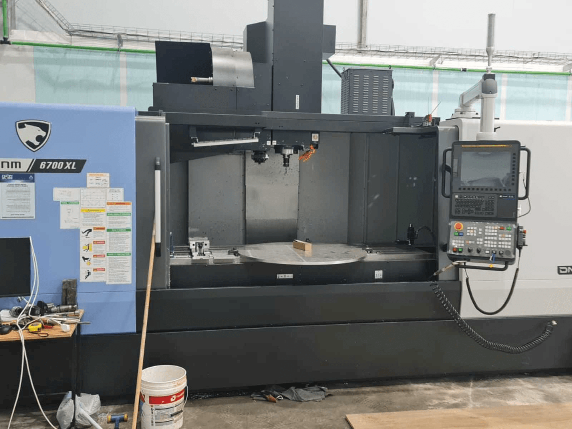 Вид станка Doosan DNM 6700 XL спереди