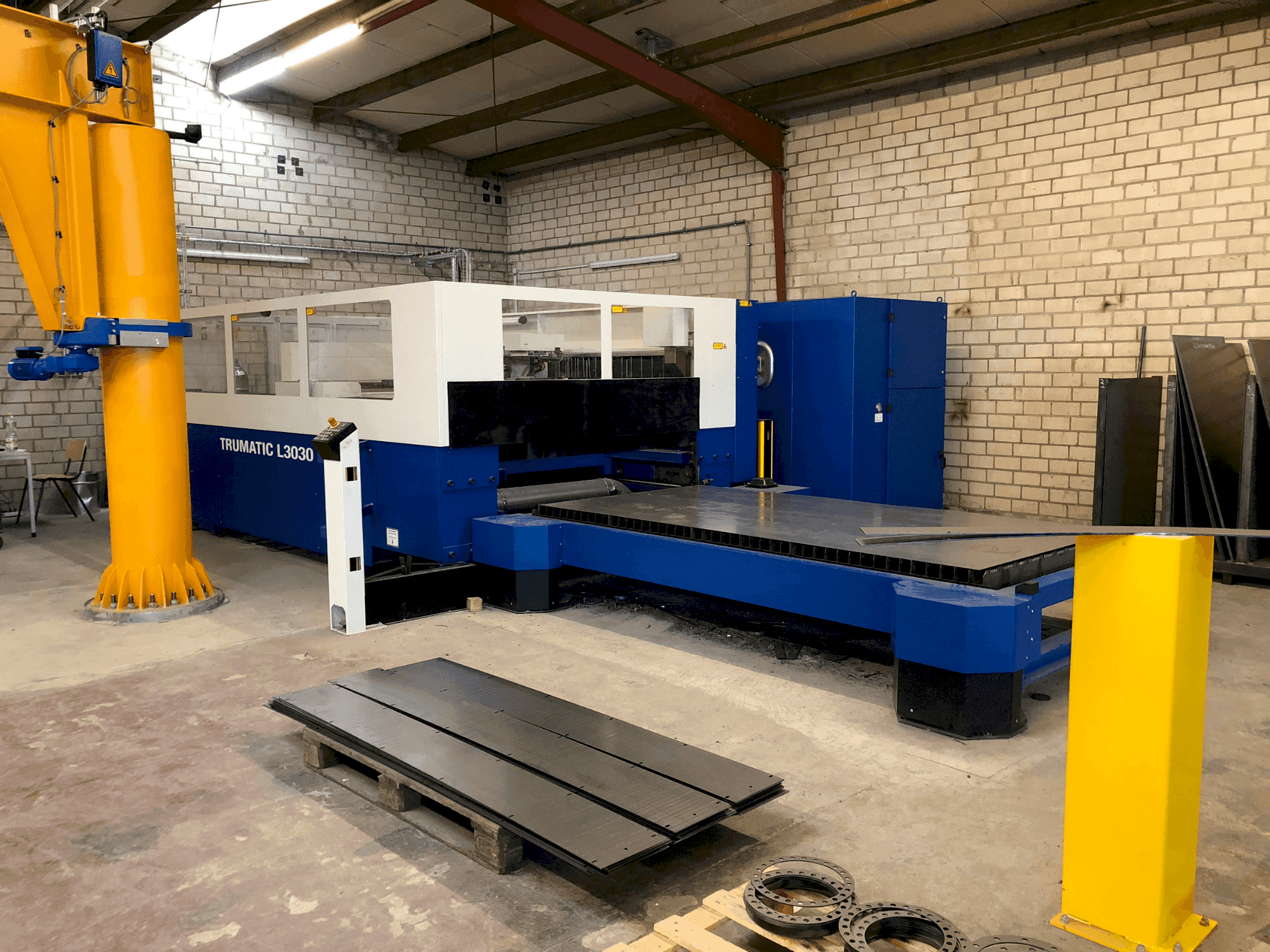 Вид станка TRUMPF Trumatic L3030 спереди
