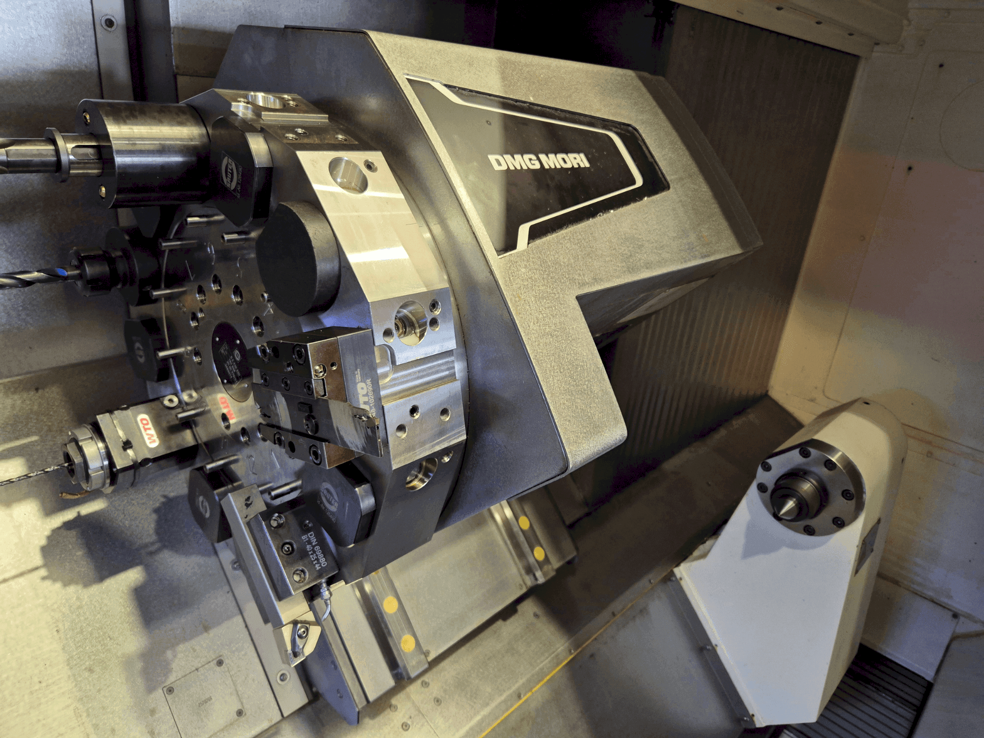 Вид станка DMG MORI CLX 550 V4 спереди