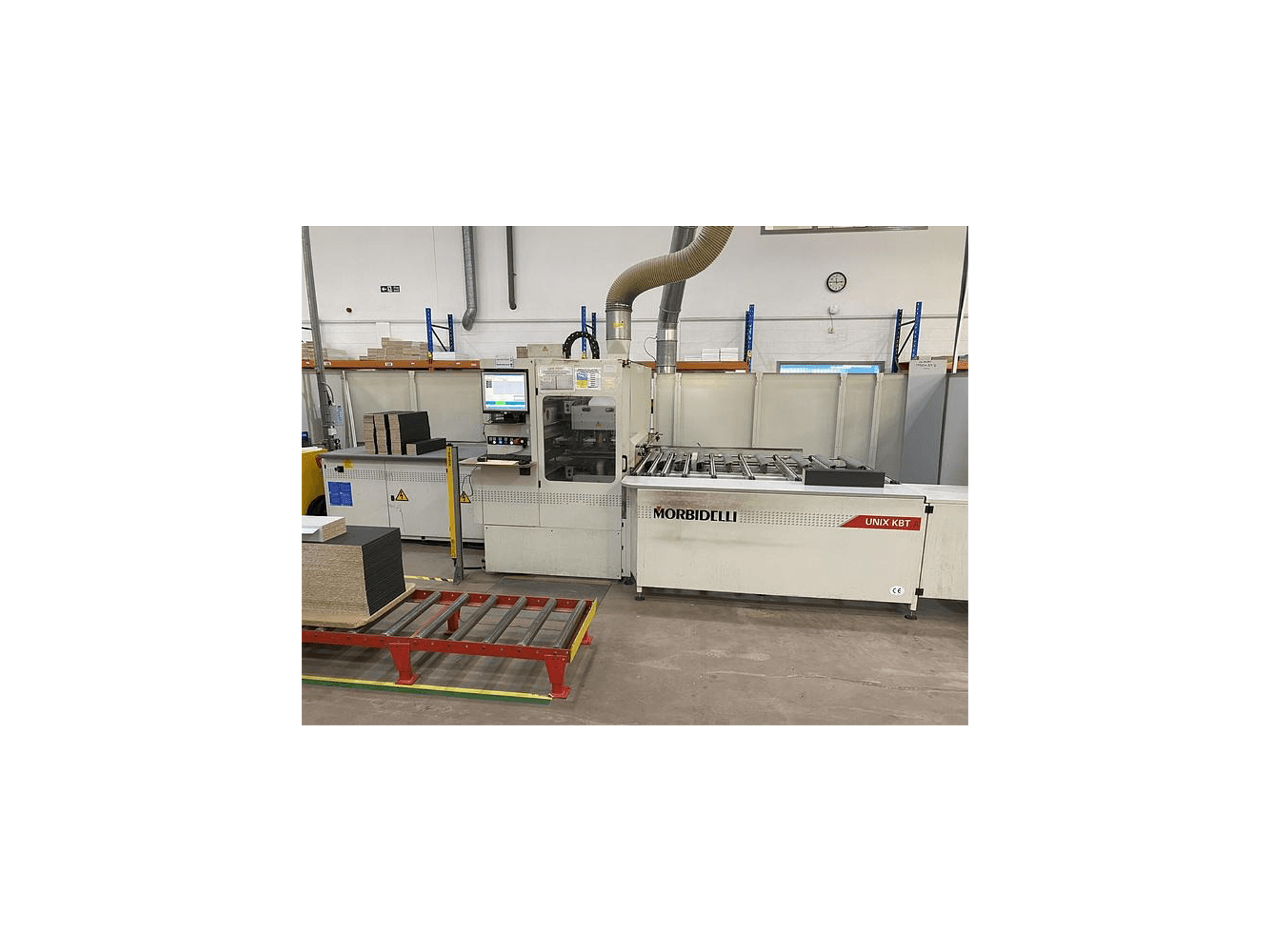 Панельная пила MORbidelli Unix KBT, вид спереди, видна панель управления и сложенные в стопку доски на соседней тележке.