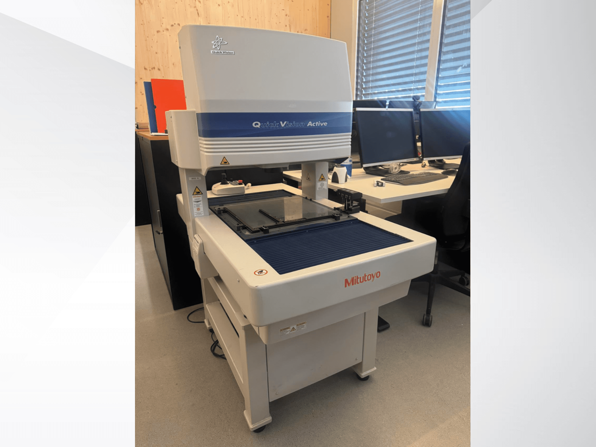 КИМ Mitutoyo QV-L404Z1L-D с видом спереди, со стеклянным измерительным столом и видимой панелью управления с кнопками.