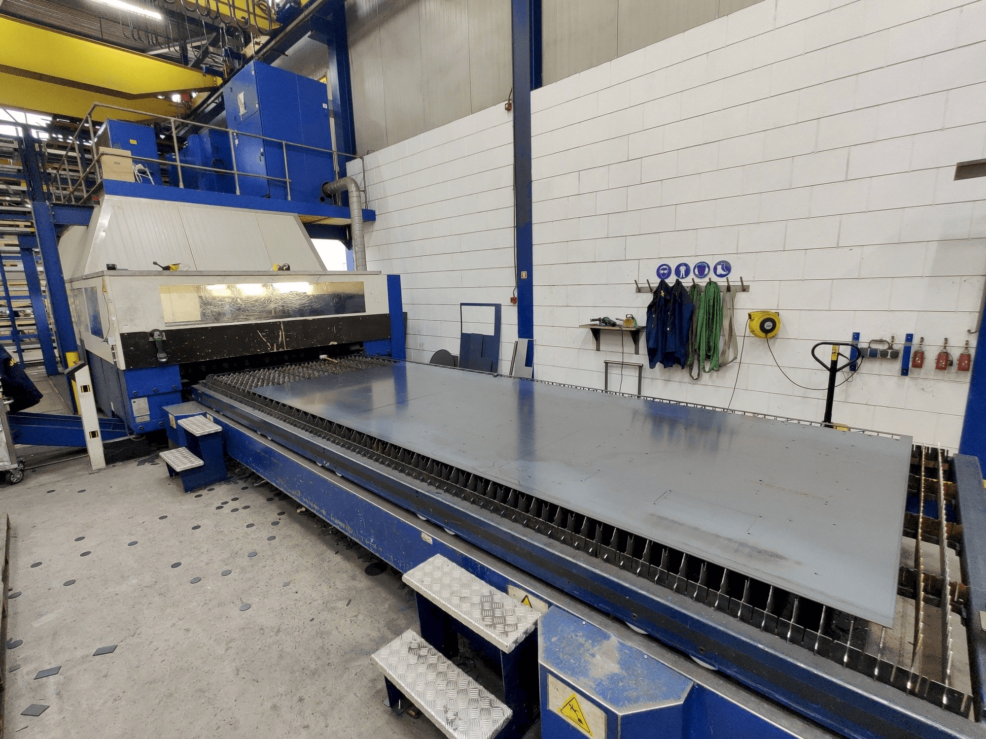 Вид станка Trumpf Trumatic L 6050 6kW CO2 спереди
