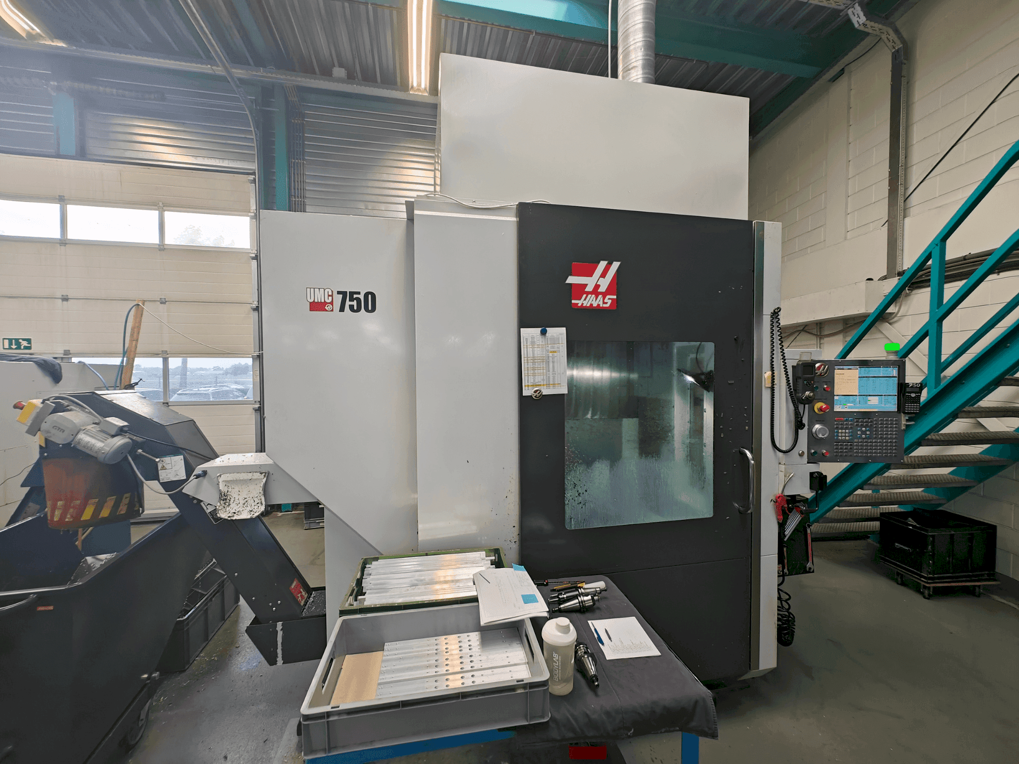 Вид станка HAAS UMC-750 спереди
