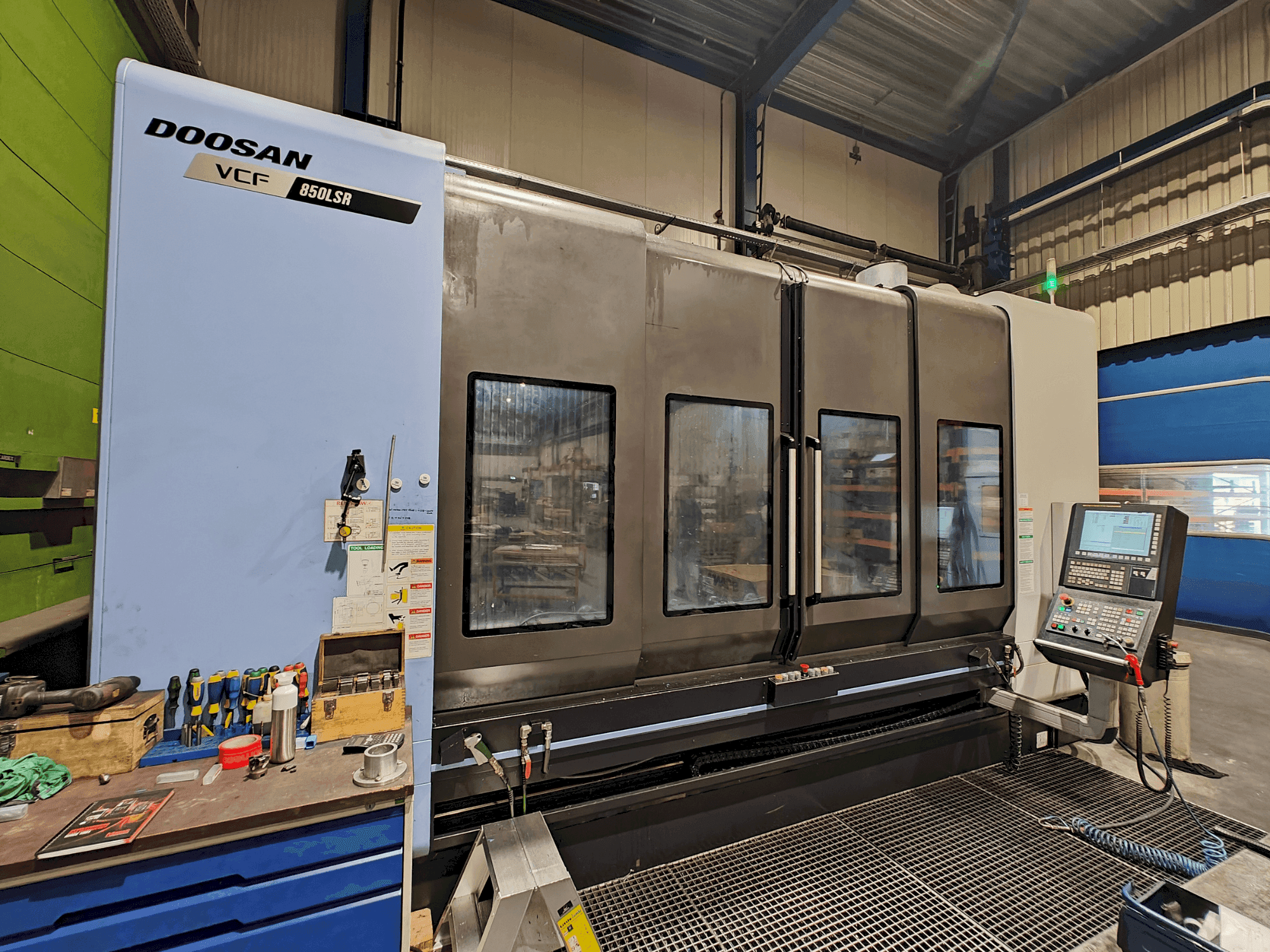 Вид станка DOOSAN VCF 850 LSR спереди