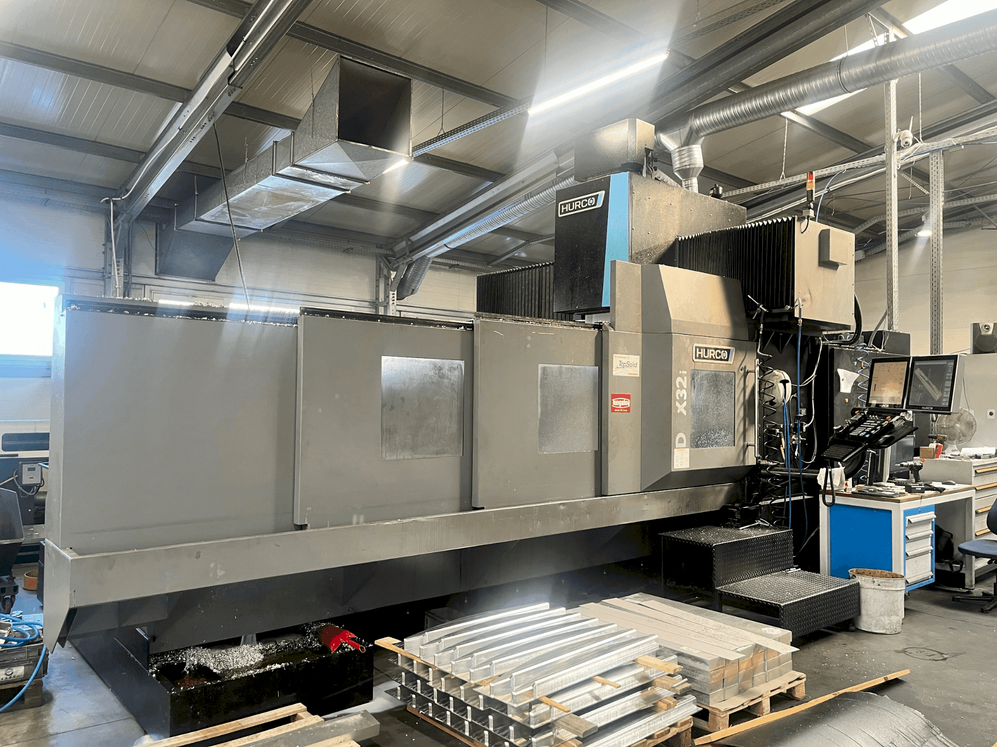 Вид станка Hurco DCX32i спереди