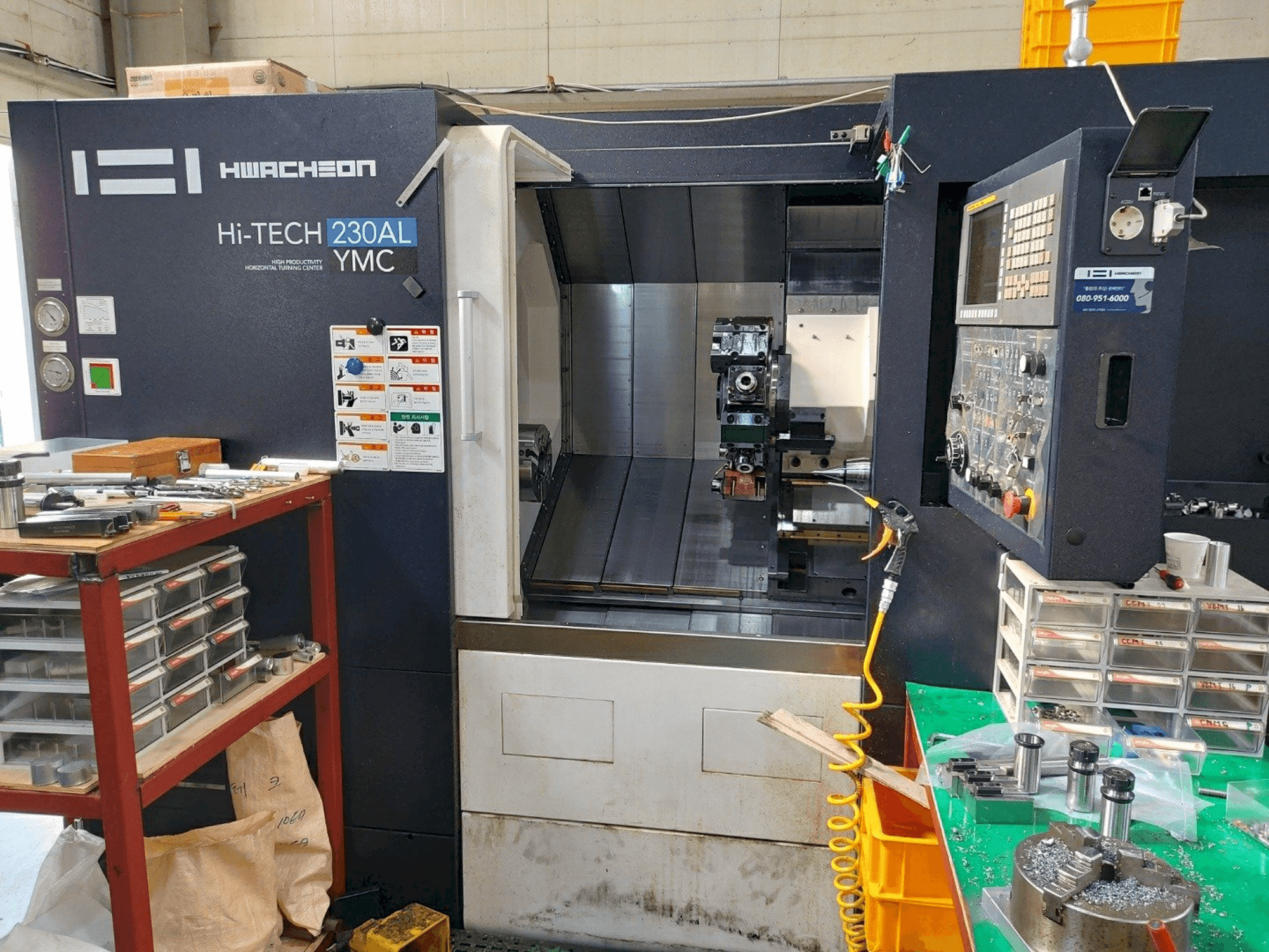 Вид станка HWACHEON Hi-TECH 230AL YMC спереди