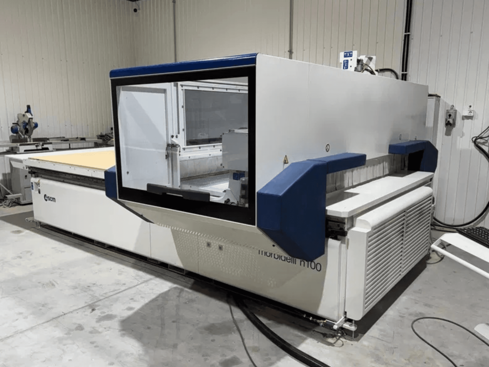 Обрабатывающий центр SCM Morbidelli N100 с ЧПУ: вид спереди, демонстрирующий его обширную рабочую зону и интерфейс управления.