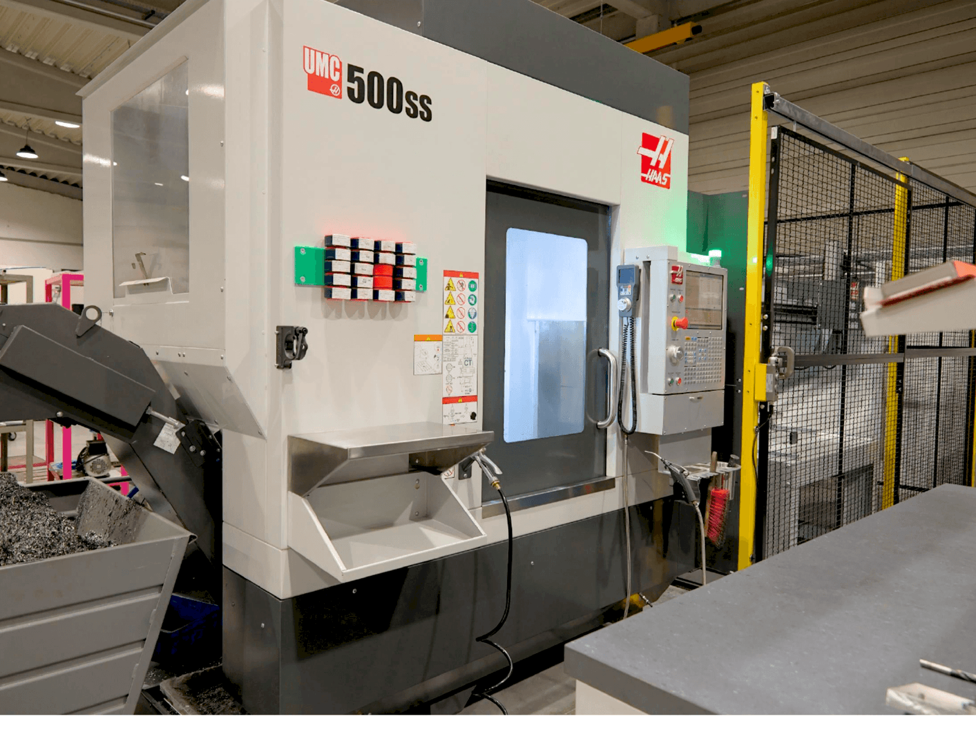 Вид станка HAAS UMC 500-SS MIT APL спереди