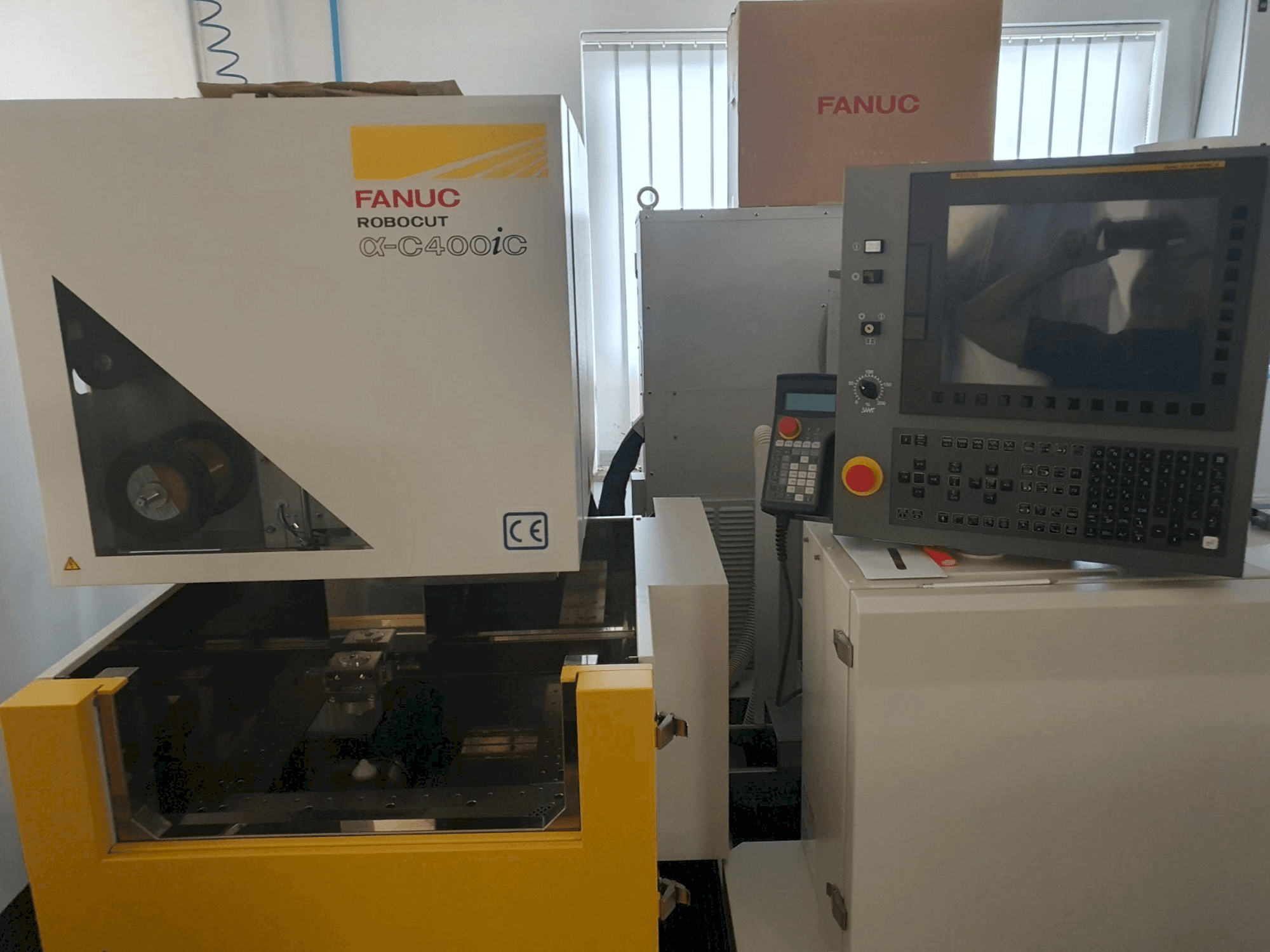 Вид станка FANUC Robocut C400iC спереди