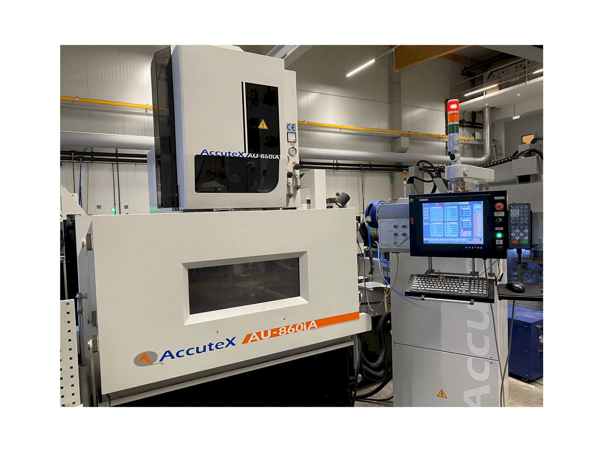 Вид станка AccuteX AU-860iA спереди
