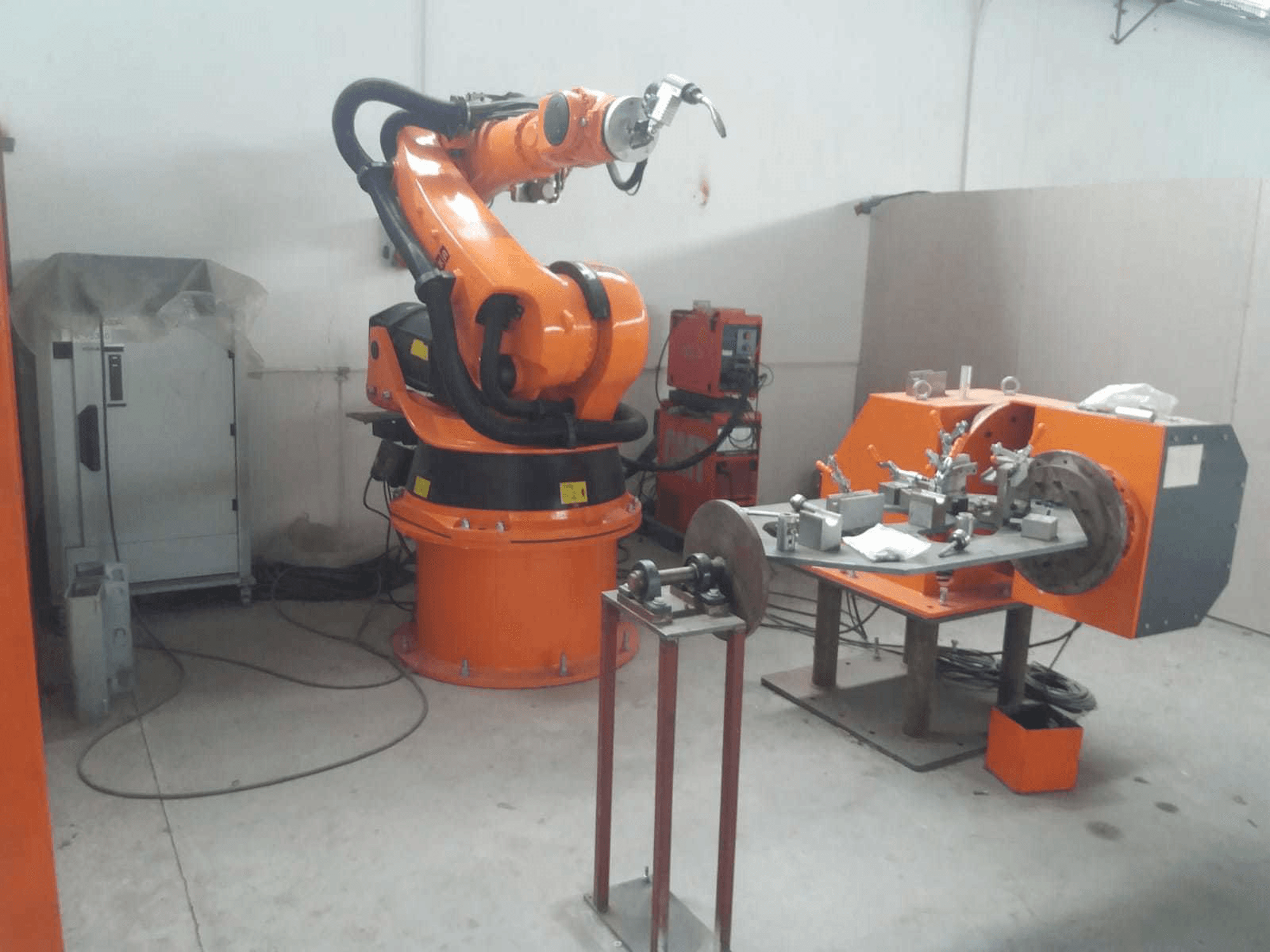Вид станка KUKA KR200 спереди