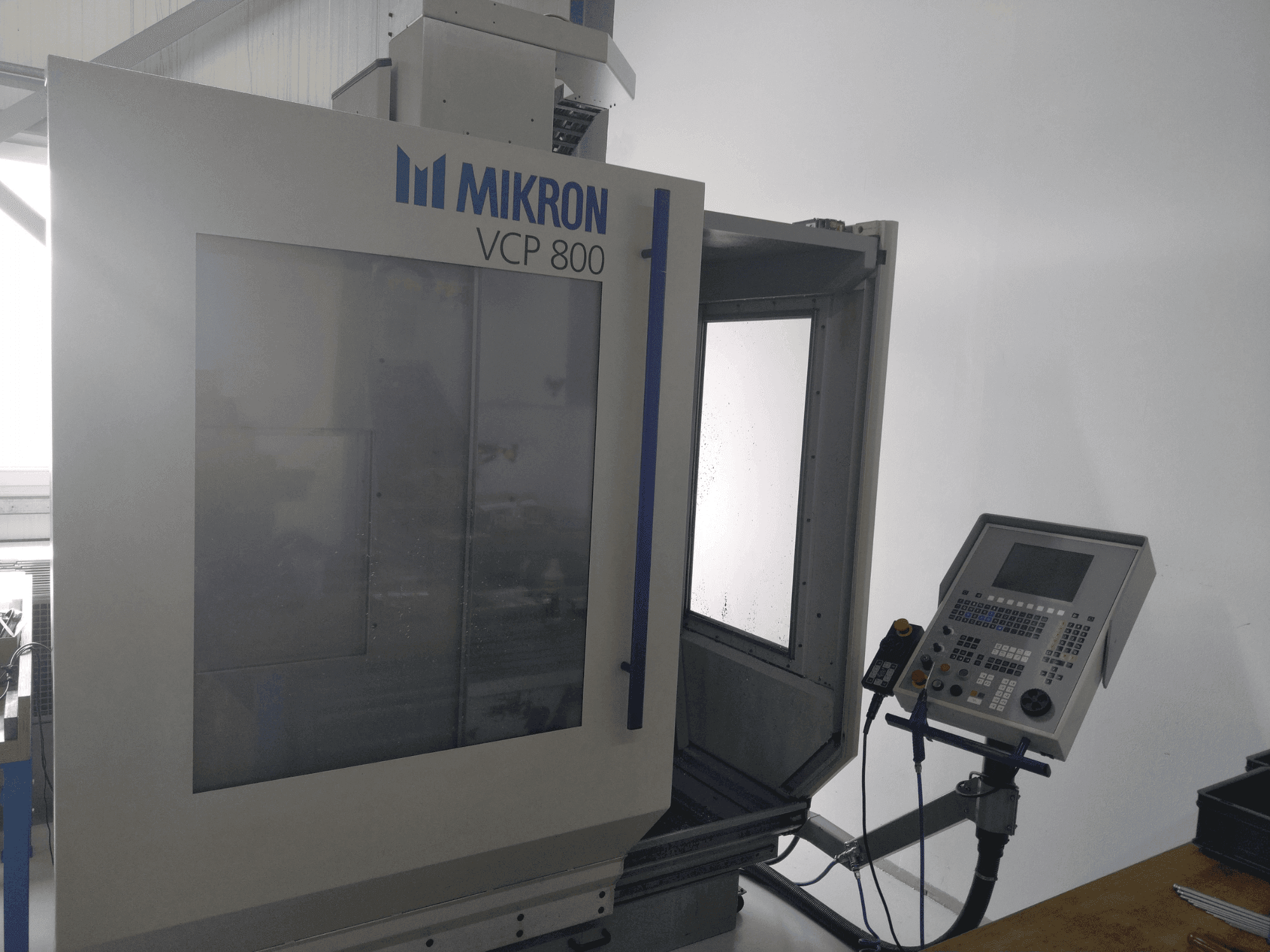 Вид станка MIKRON VCP 800 спереди