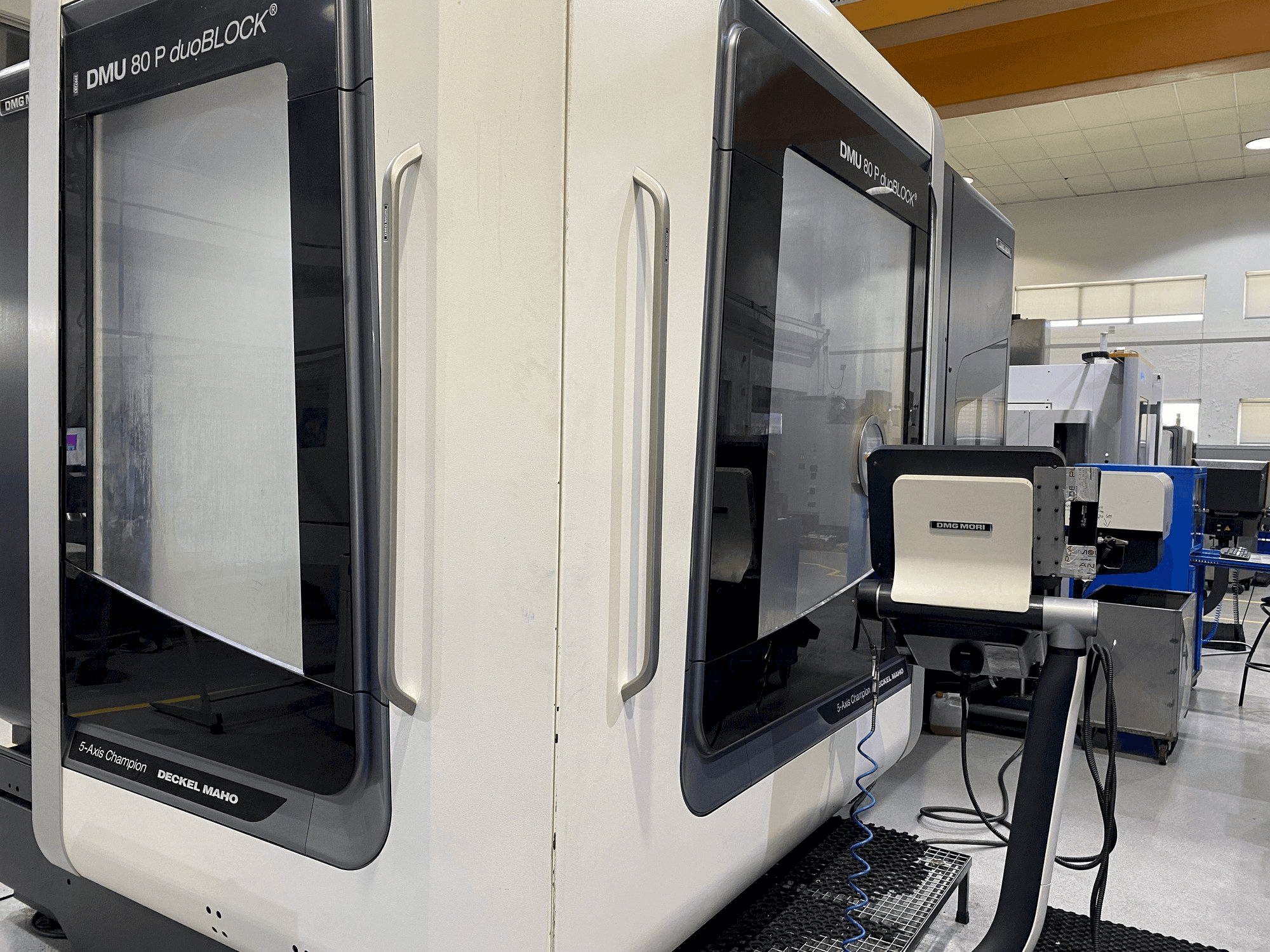 Вид станка DMG MORI DMU 80P Duoblock спереди