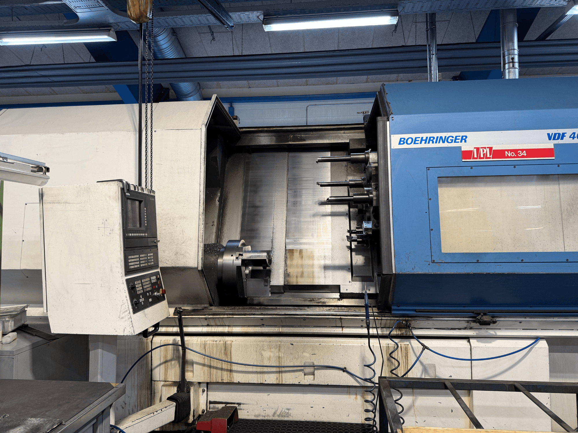 Горизонтальный токарный станок BOEHRINGER VDF 400 CM, вид спереди, демонстрирующий панель управления и основную рабочую зону.