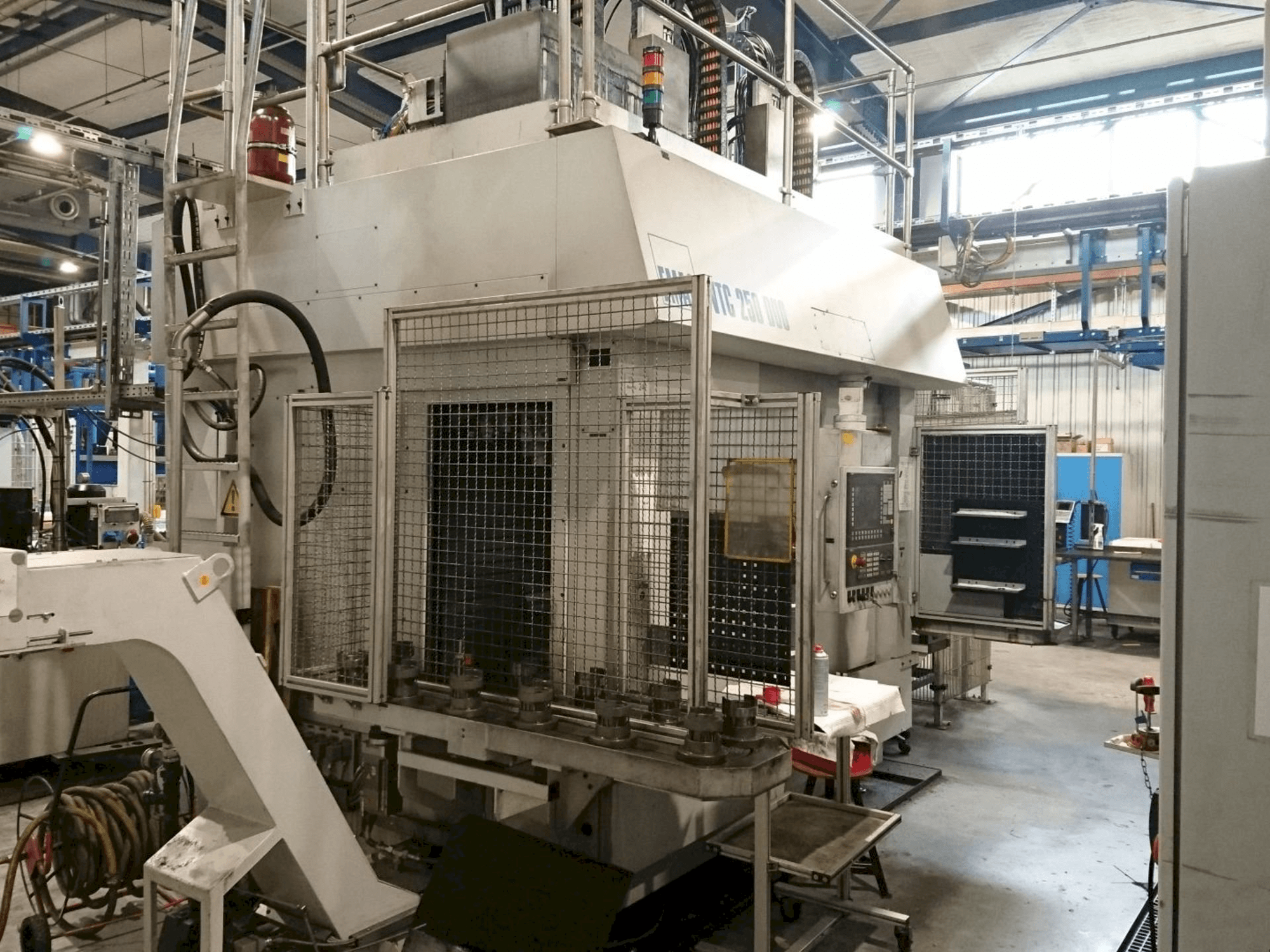 Вид станка EMAG VTC 250 DUO спереди