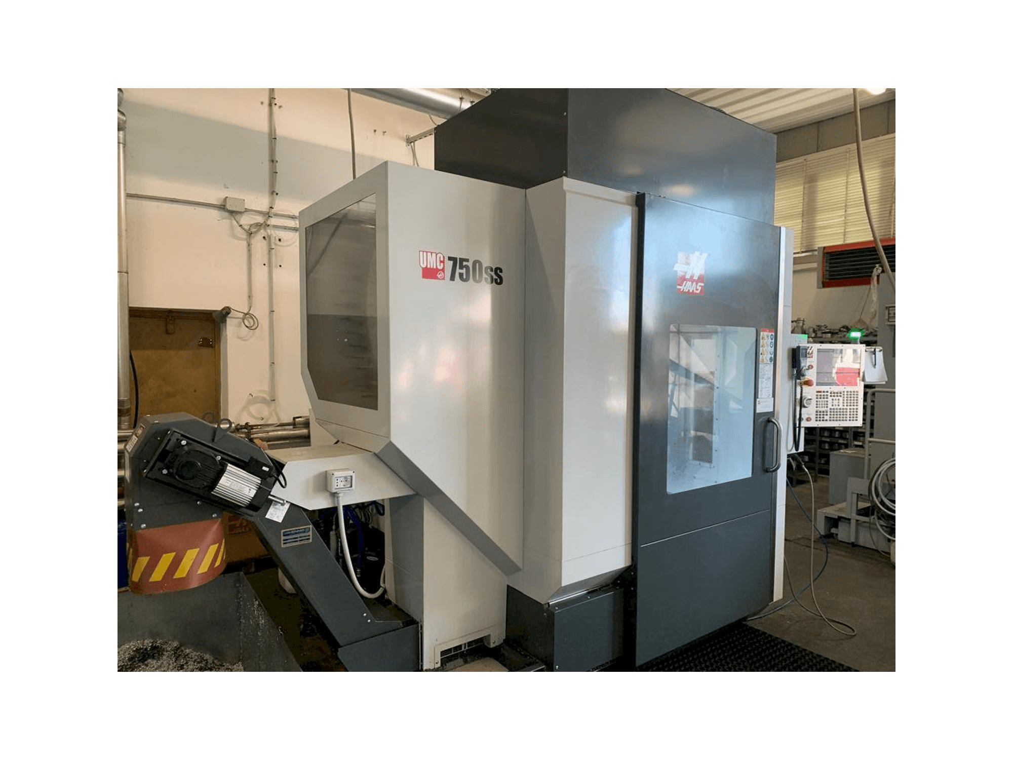 Вид станка HAAS UMC 750SS спереди
