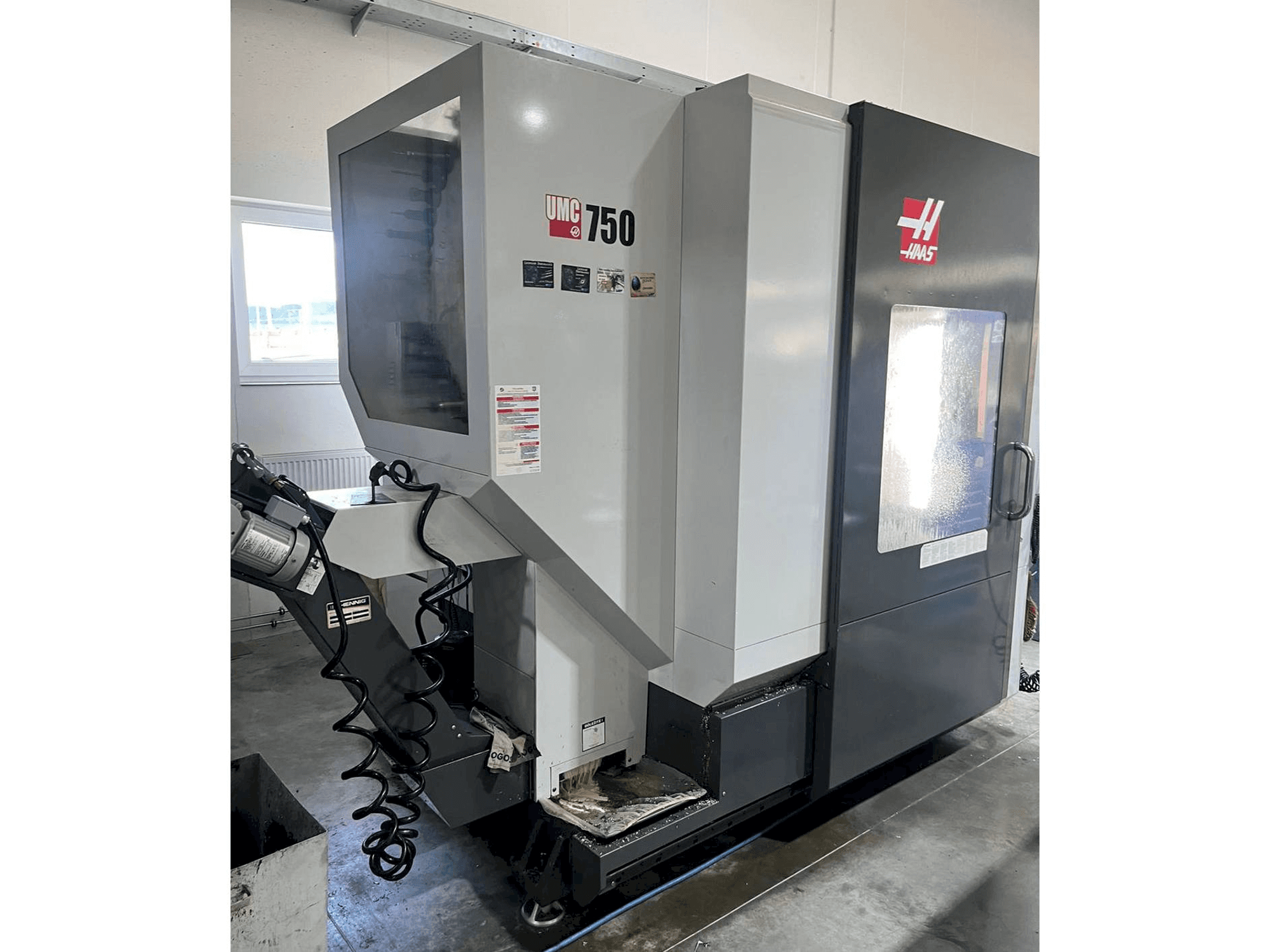 Вид станка HAAS UMC-750 спереди