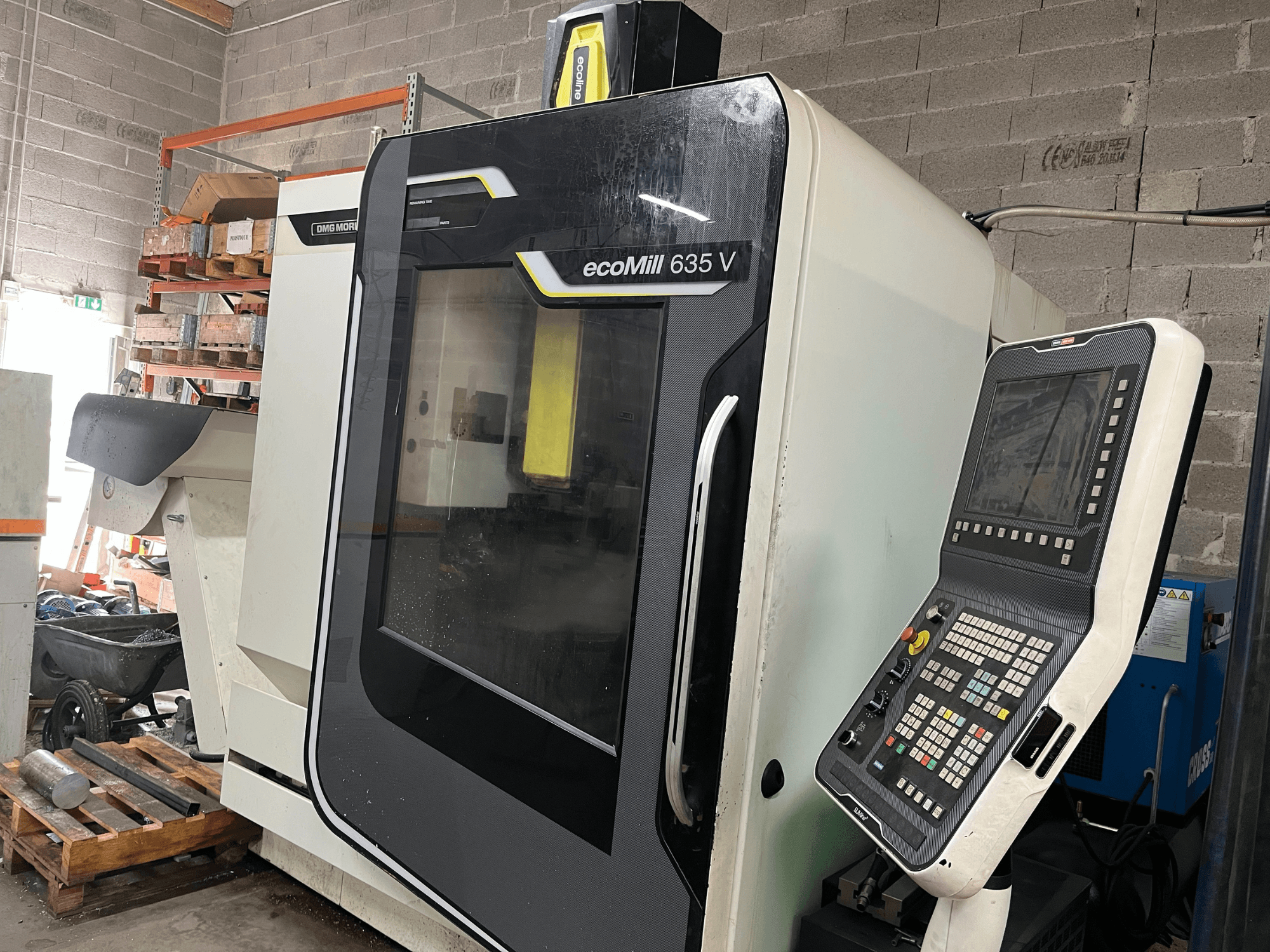 Фрезерный станок с ЧПУ EcoMill 635 V, вид спереди, панель управления с кнопками, расположен в промышленном рабочем пространстве.
