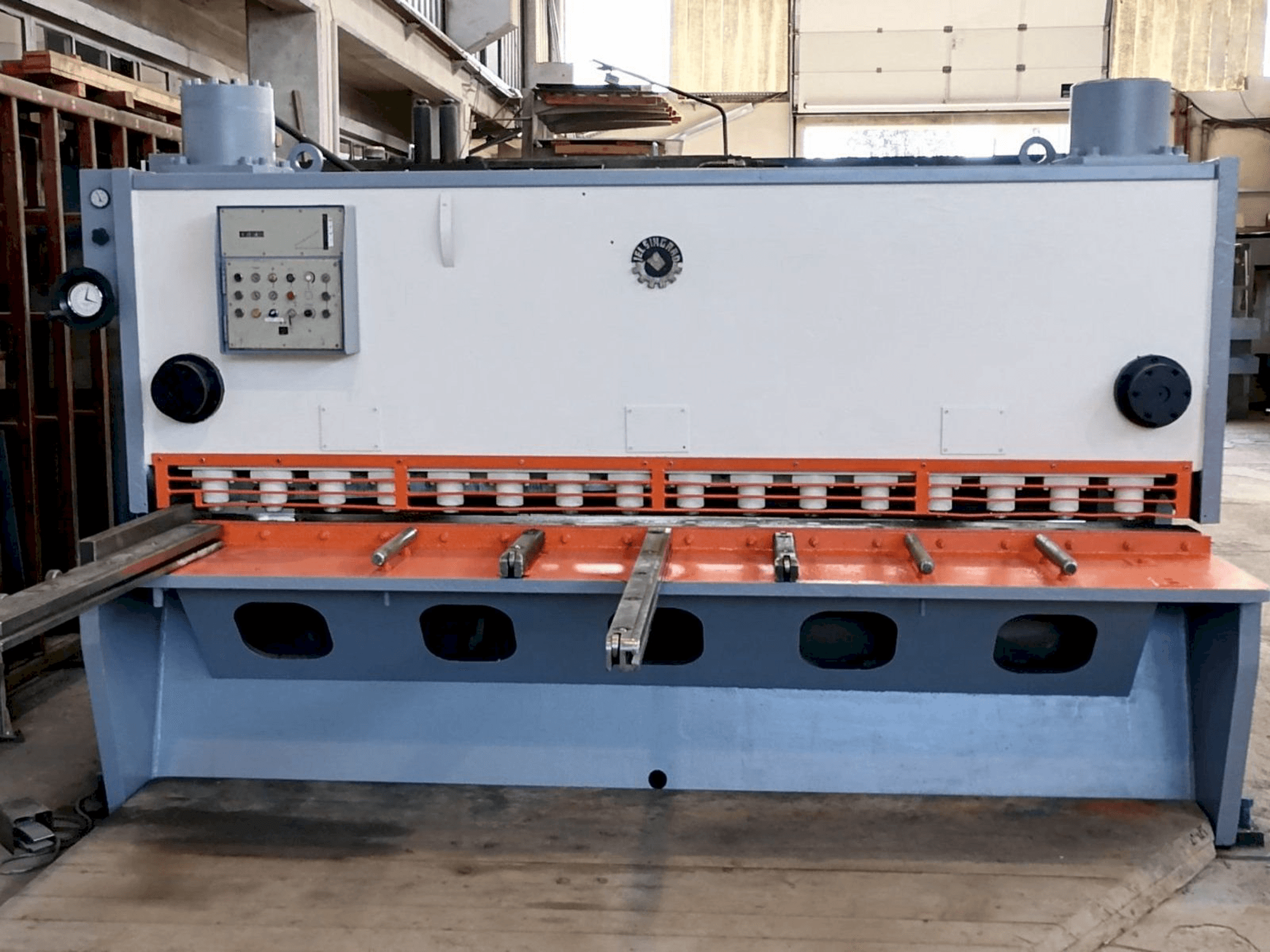 Вид станка Jelšingrad MVCS 3100/13 спереди