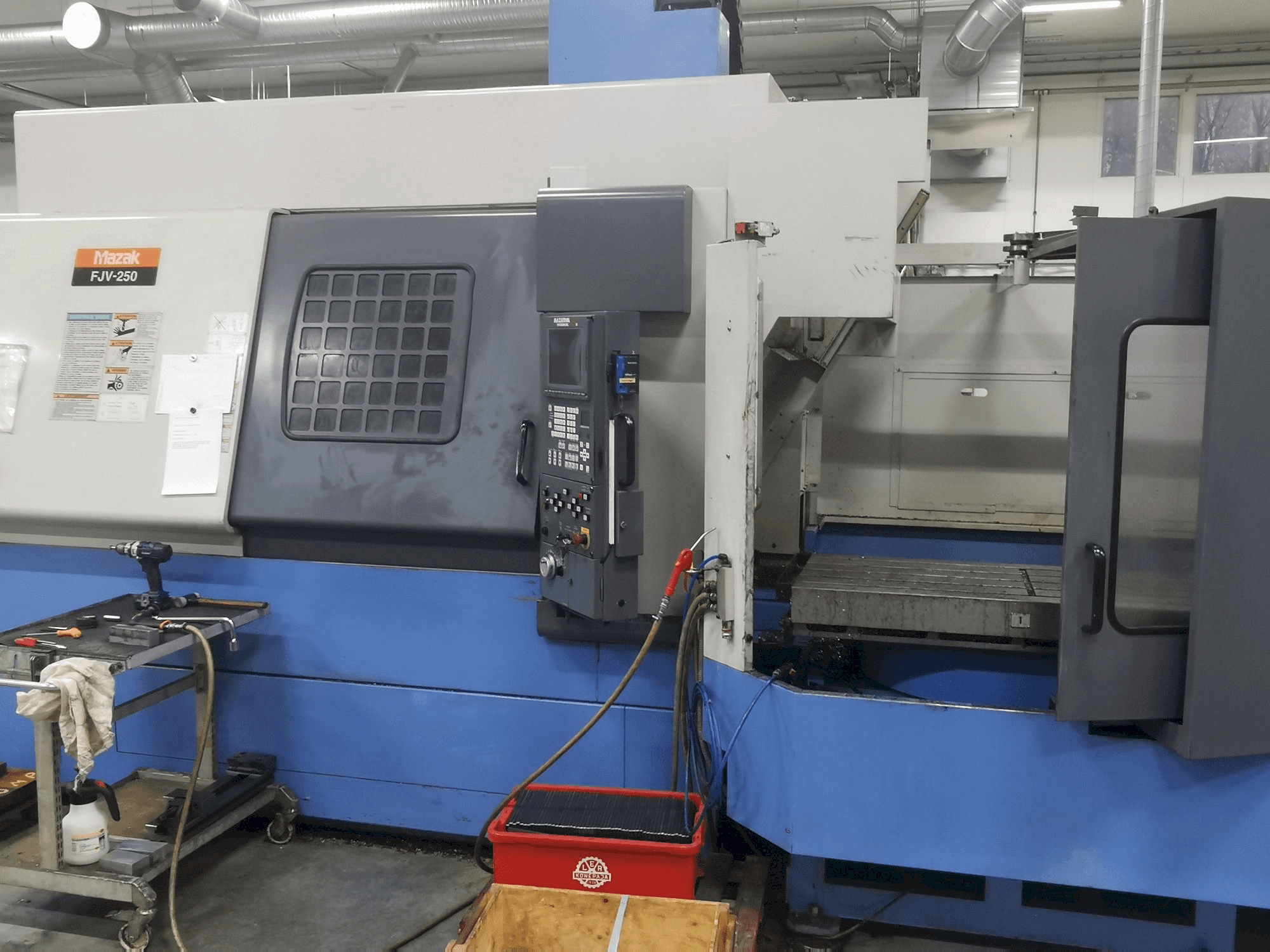 Вид станка Mazak FJV250 спереди