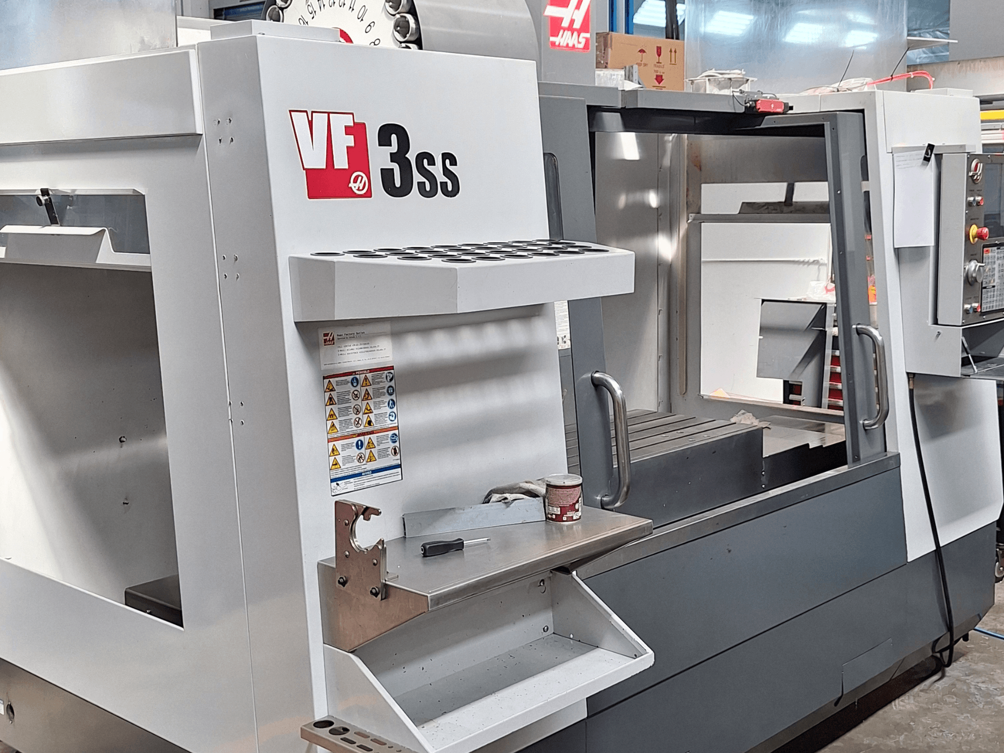 Вертикальный обрабатывающий центр Haas VF-3SS, вид спереди, демонстрирует панель управления, держатель инструмента и рабочую зону.