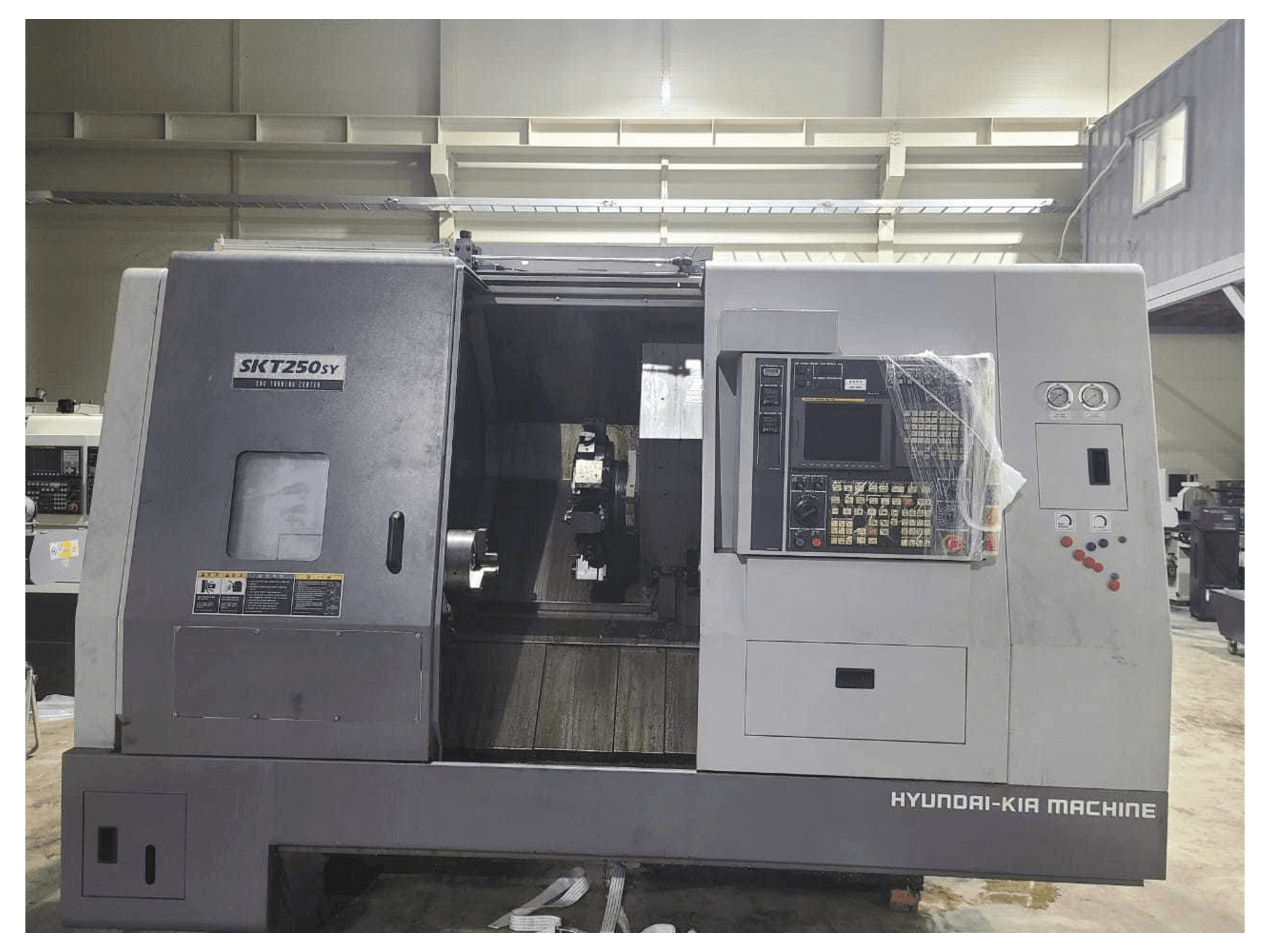 Вид станка Hyundai Kia SKT250SY спереди