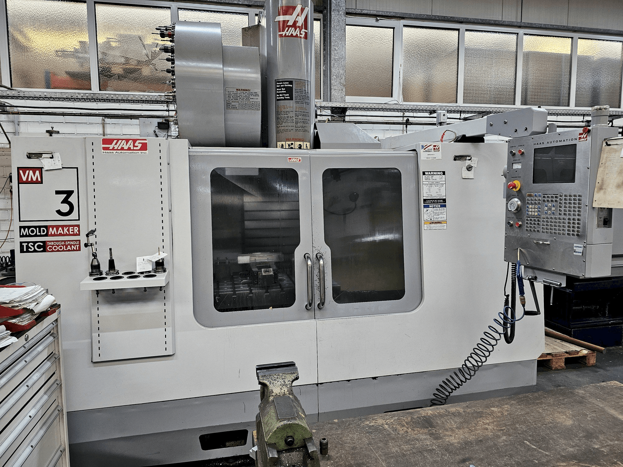 Вид станка HAAS VM 3 спереди