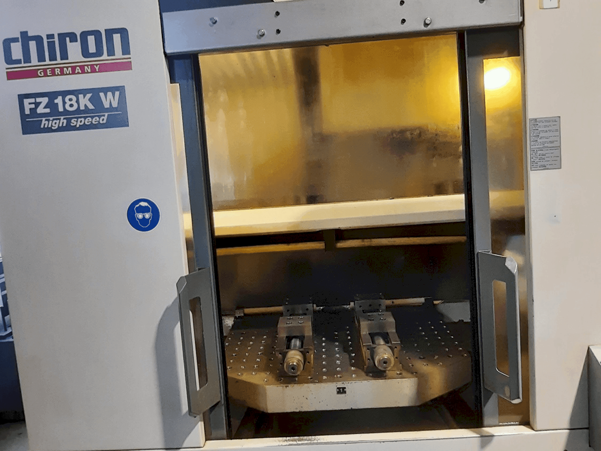 Вид станка CHIRON FZ 18 KW спереди