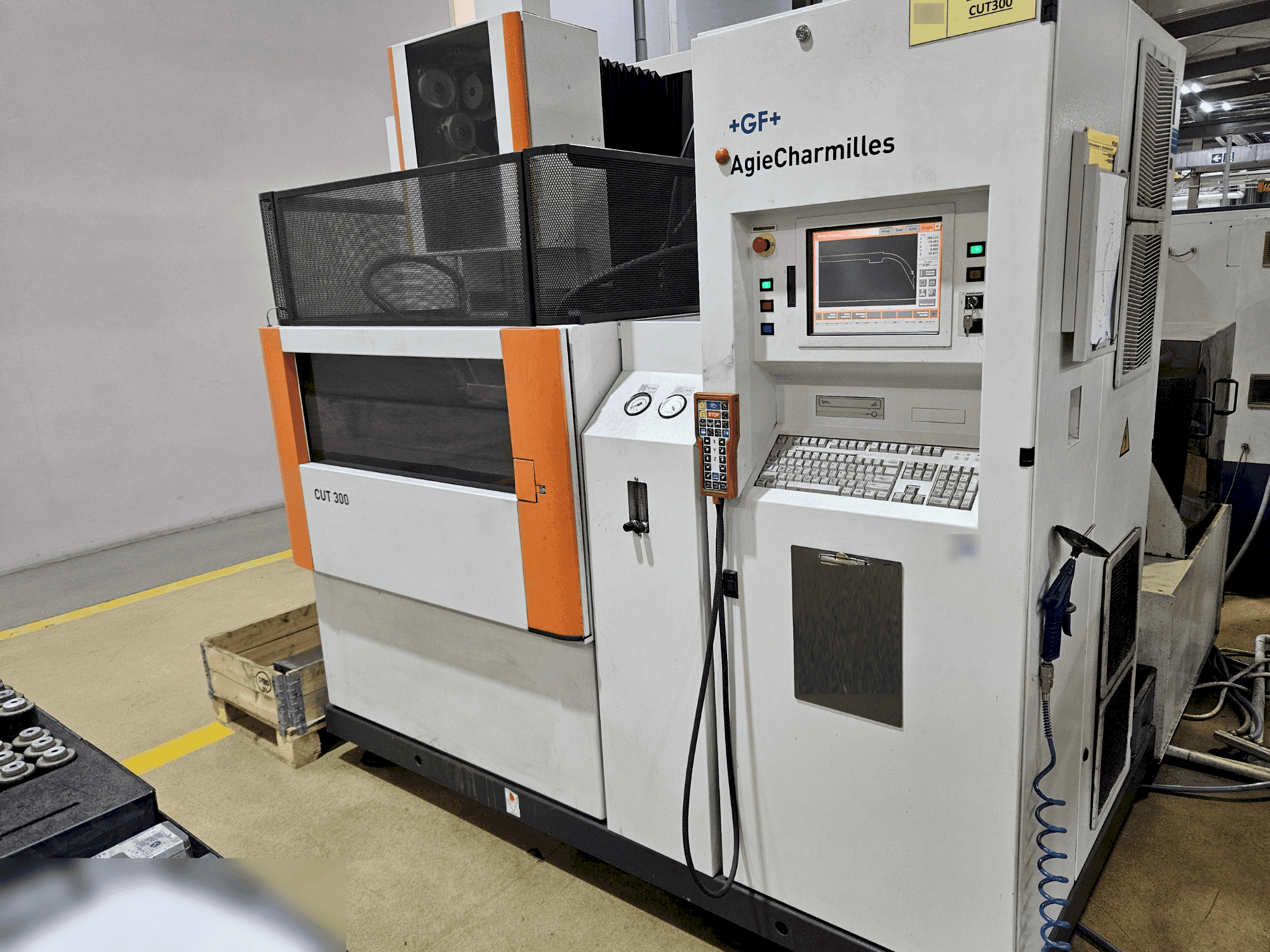 Вид станка AgieCharmilles CUT 300 спереди