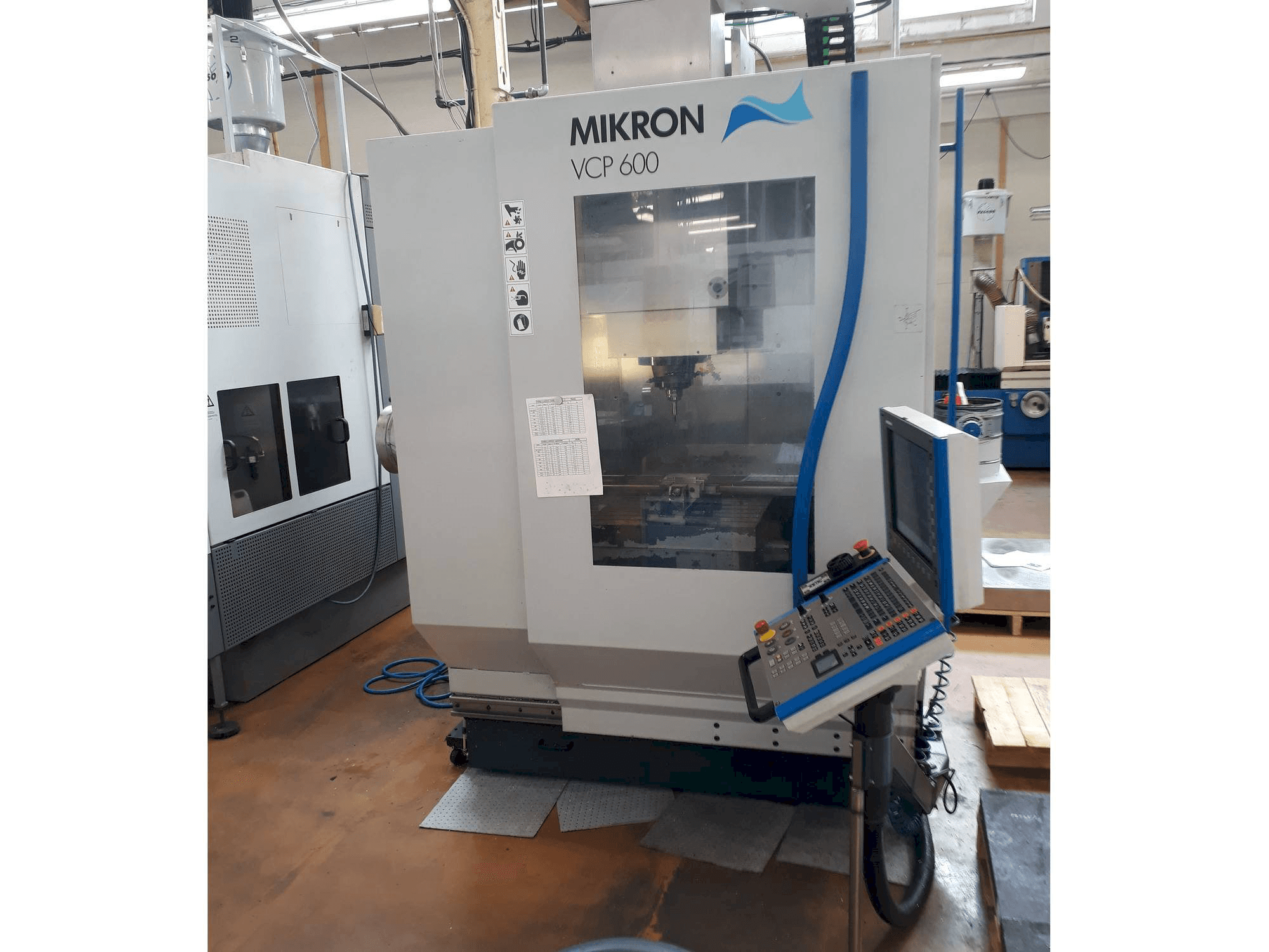 Вид станка MIKRON VCP 600 спереди