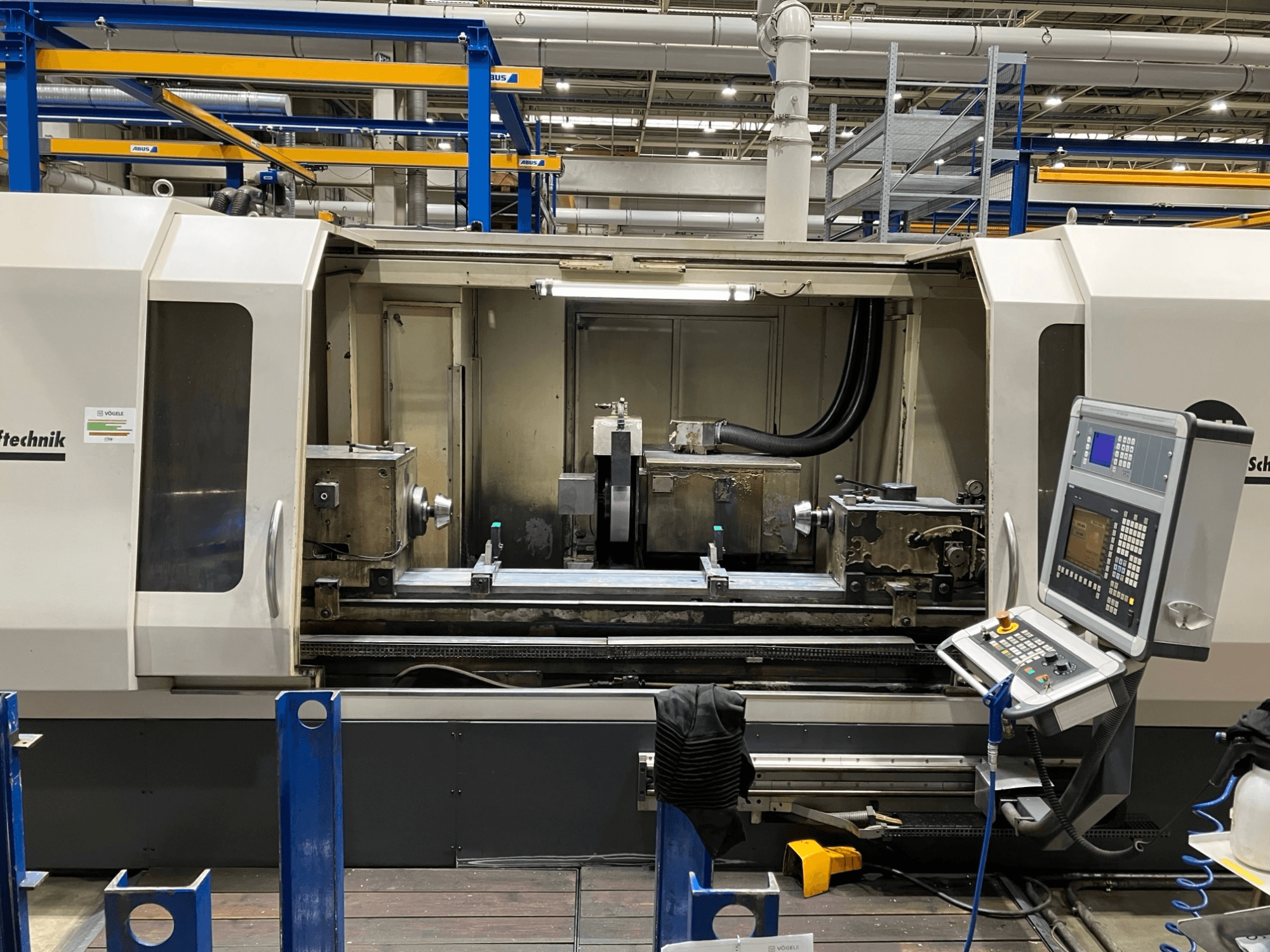 Круглошлифовальный станок GEIBEL & HOTZ RS 2000 CM-DS, вид спереди, демонстрирующий панель управления и зону шлифования.